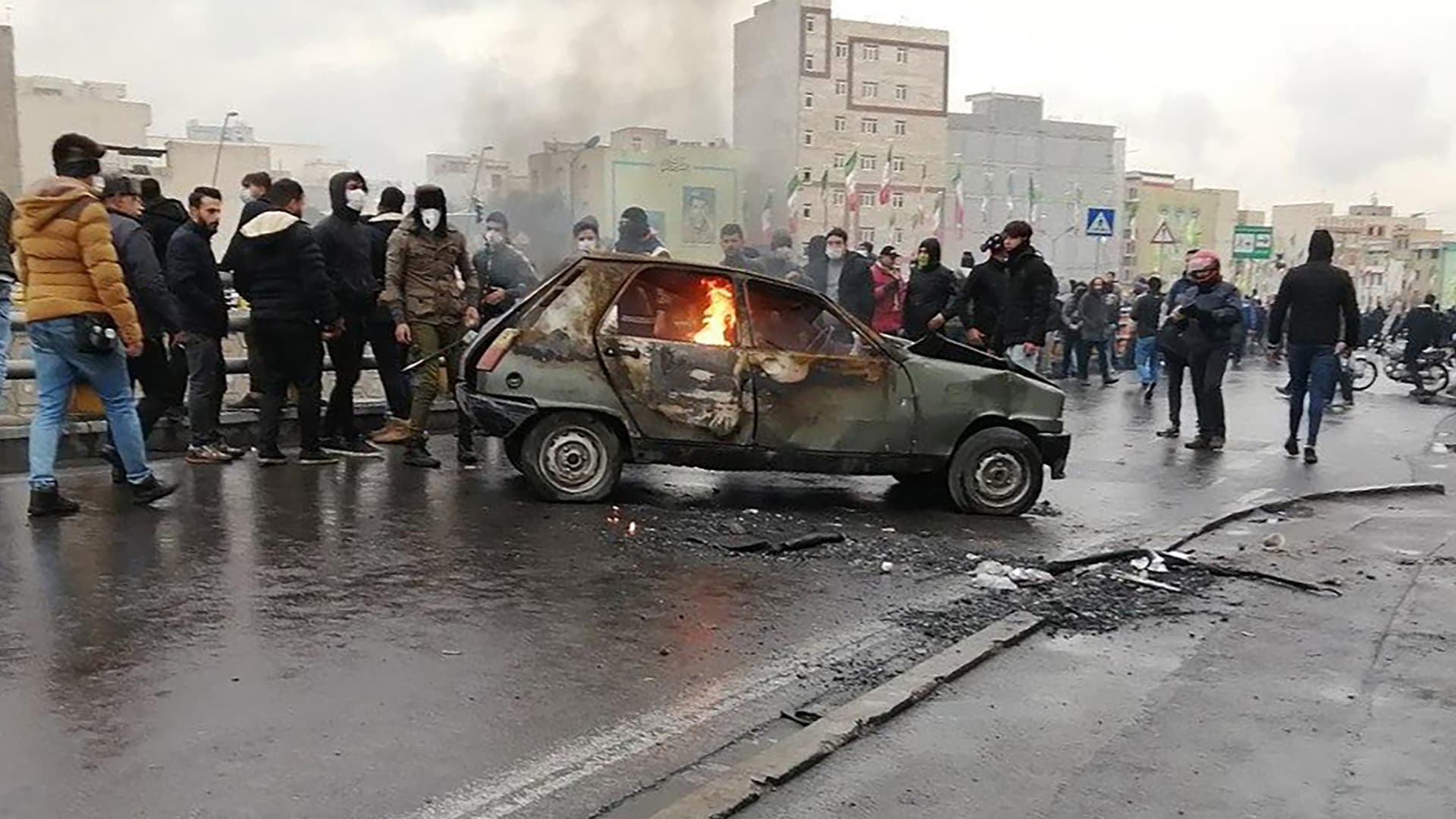 مظاهرات واعتقالات وحرائق.. هكذا يبدو المشهد في إيران