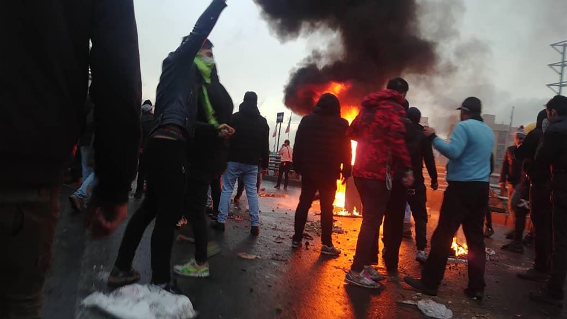 ماذا يعني حرق قنصلية إيران في مظاهرات العراق لمحتجين؟