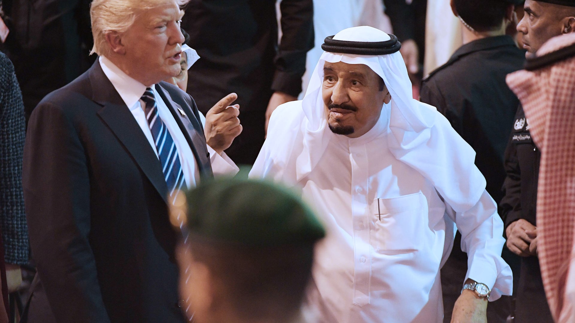 الملك سلمان وترامب يؤديان العرضة في الرياض