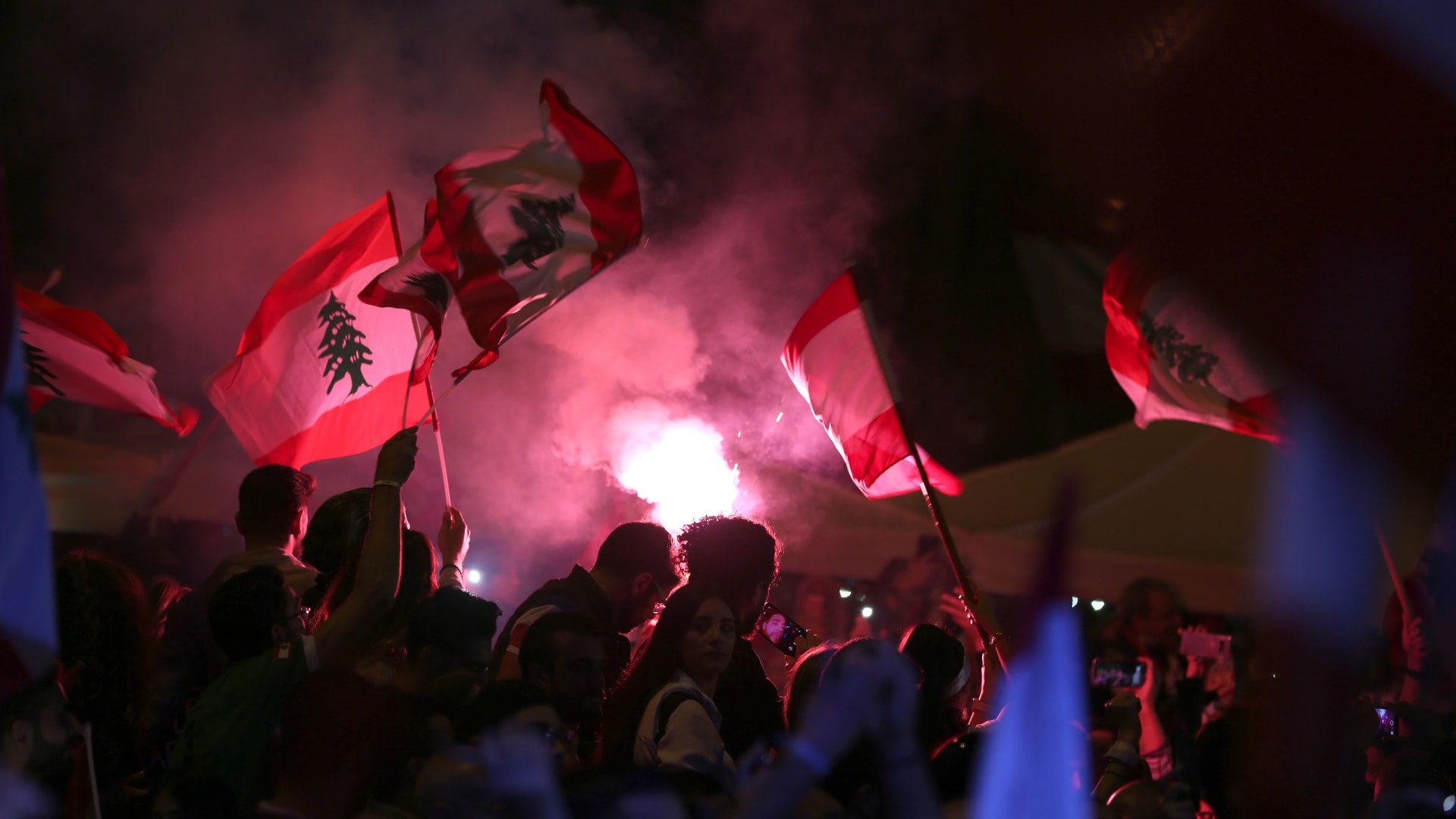 إطلاق نار بإشكال بين موكب سياسي لبناني ومعتصمين قرب البرلمان
