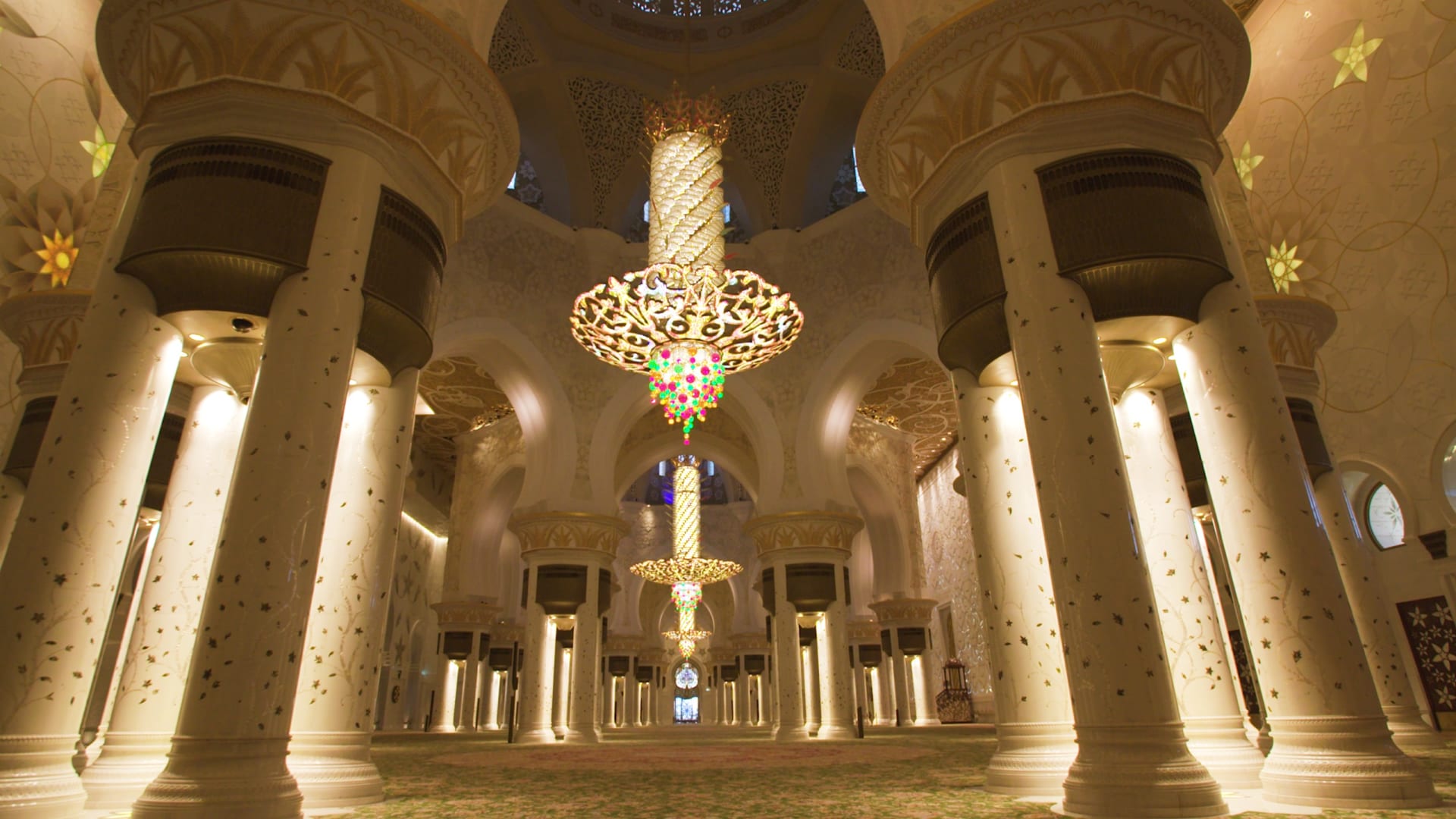 من الأيدي الخفية التي تعمل على ترميم أكبر سجادة في العالم بجامع الشيخ زايد في أبوظبي؟