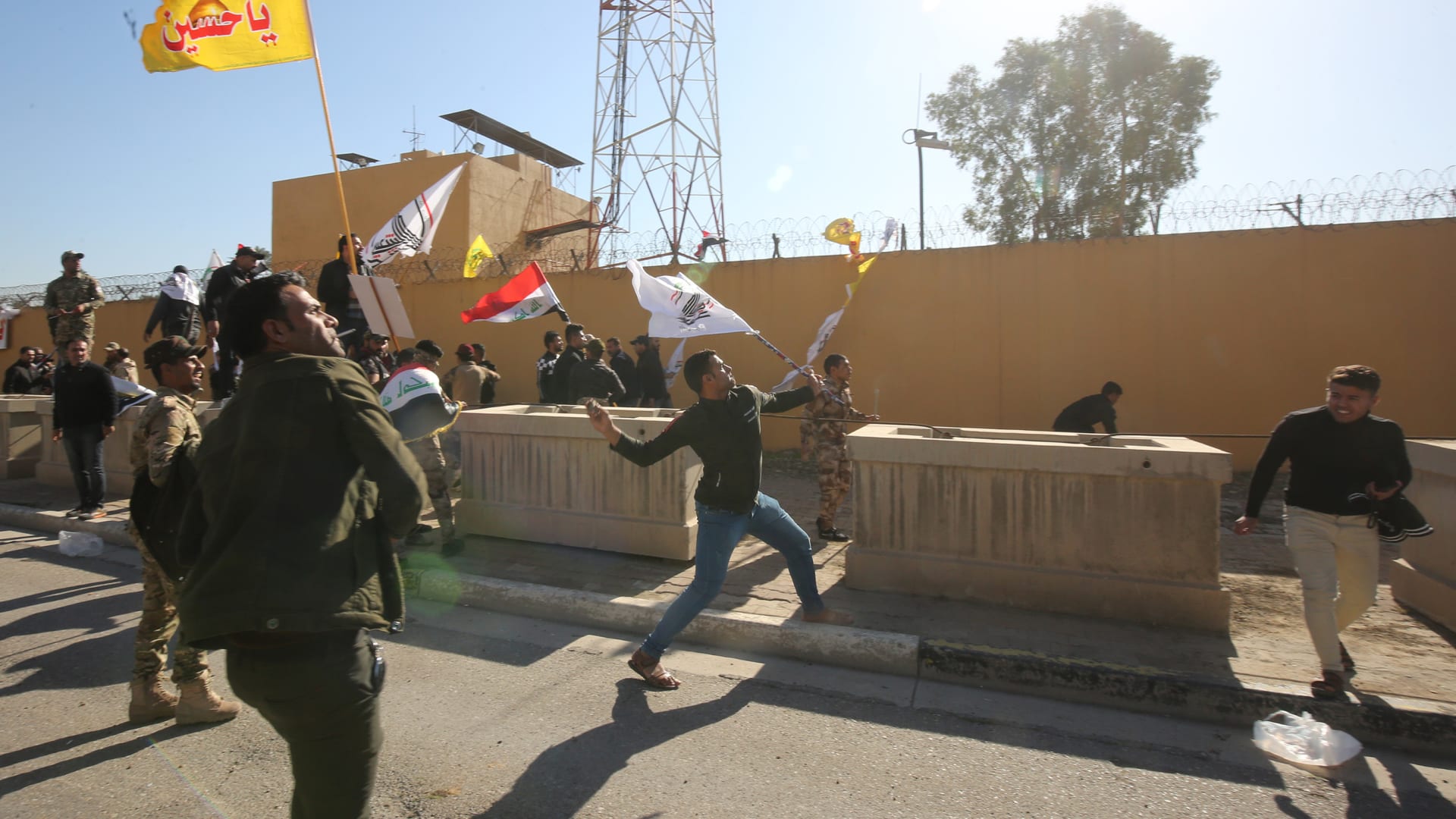 الآلاف يحاصرون السفارة الأمريكية في بغداد