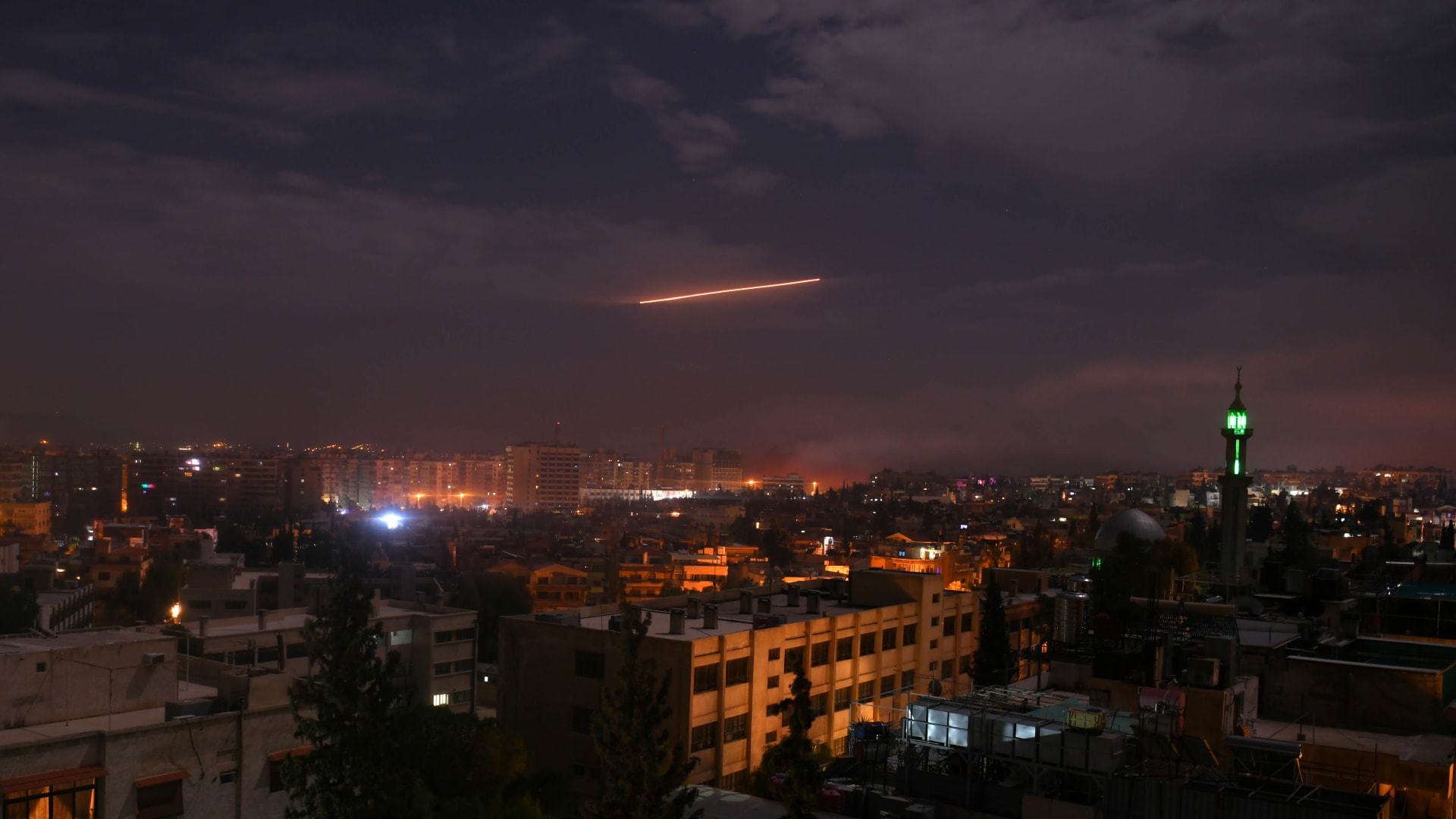 لحظة انطلاق صواريخ بالستية إيرانية نحو قاعدة عين الأسد