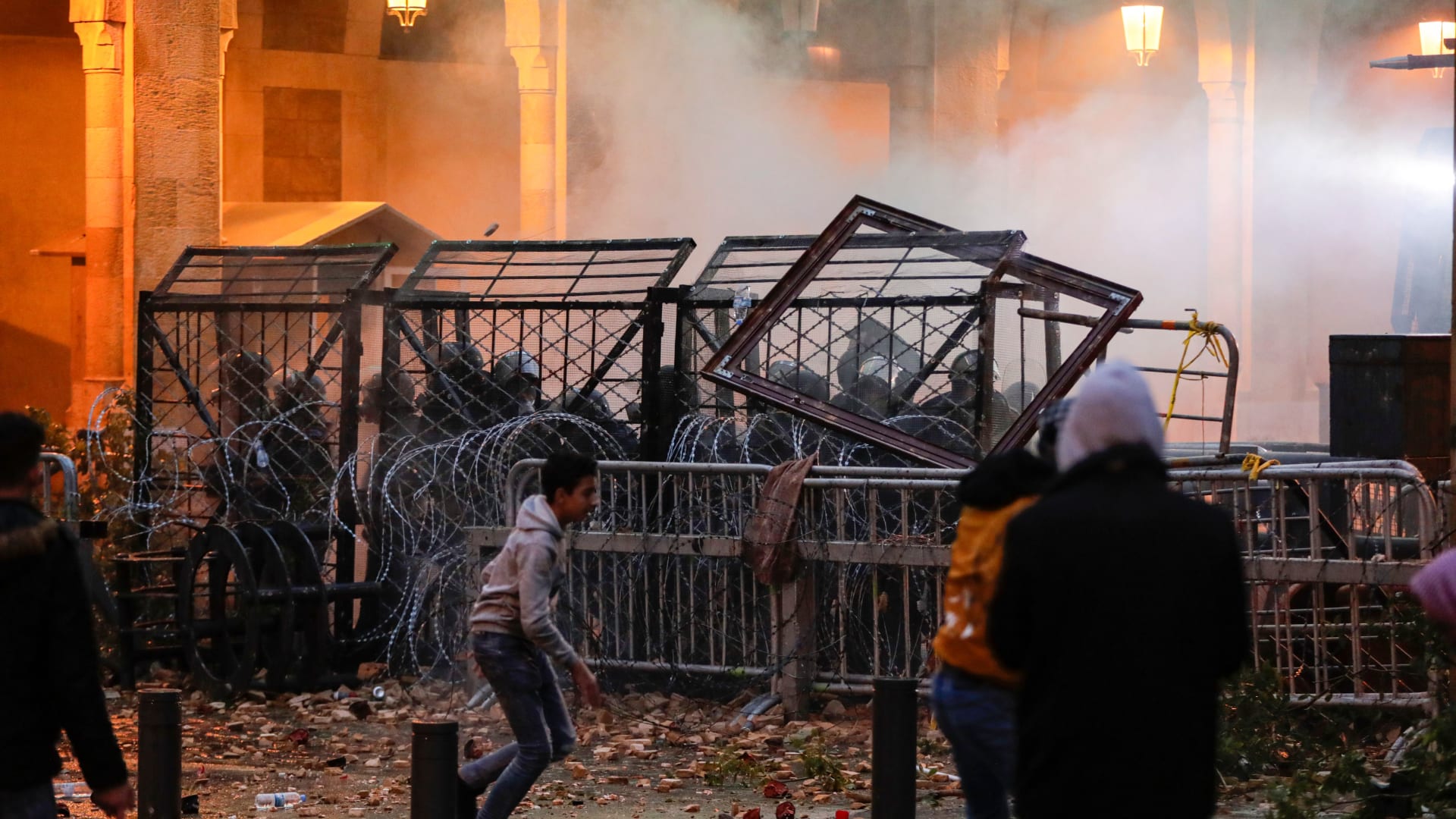 أسبوع الغضب.. كيف تصاعدت الاشتباكات وأعمال العنف في لبنان؟