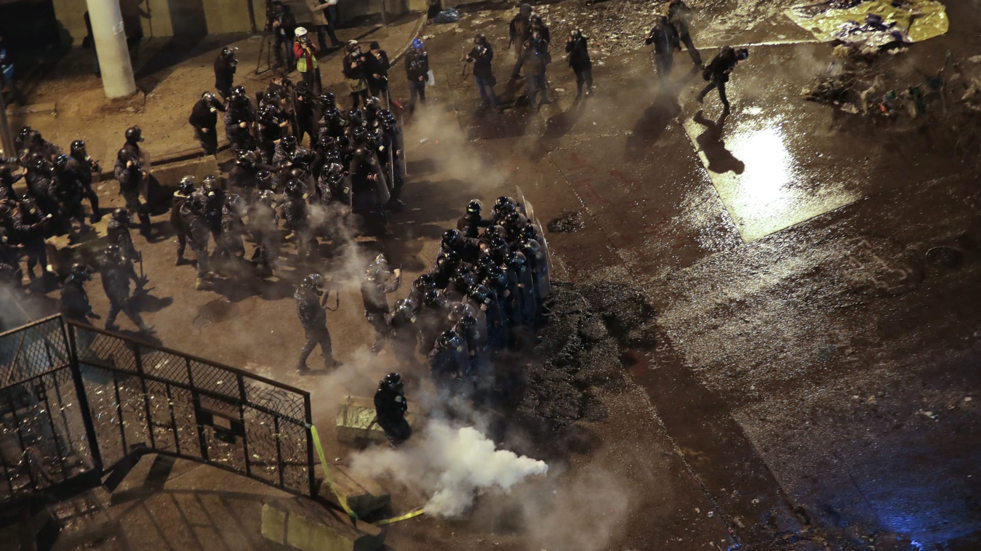 اشتباكات عنيفة وسط بيروت بين محتجين وقوات الأمن 