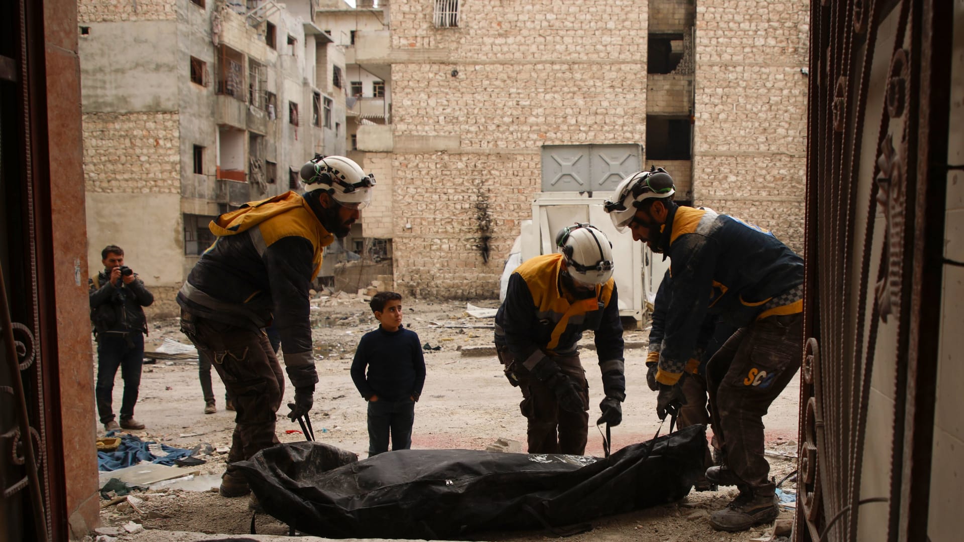 "حياة التهجير".. واقع يعيشه الفارون من جحيم القصف في إدلب