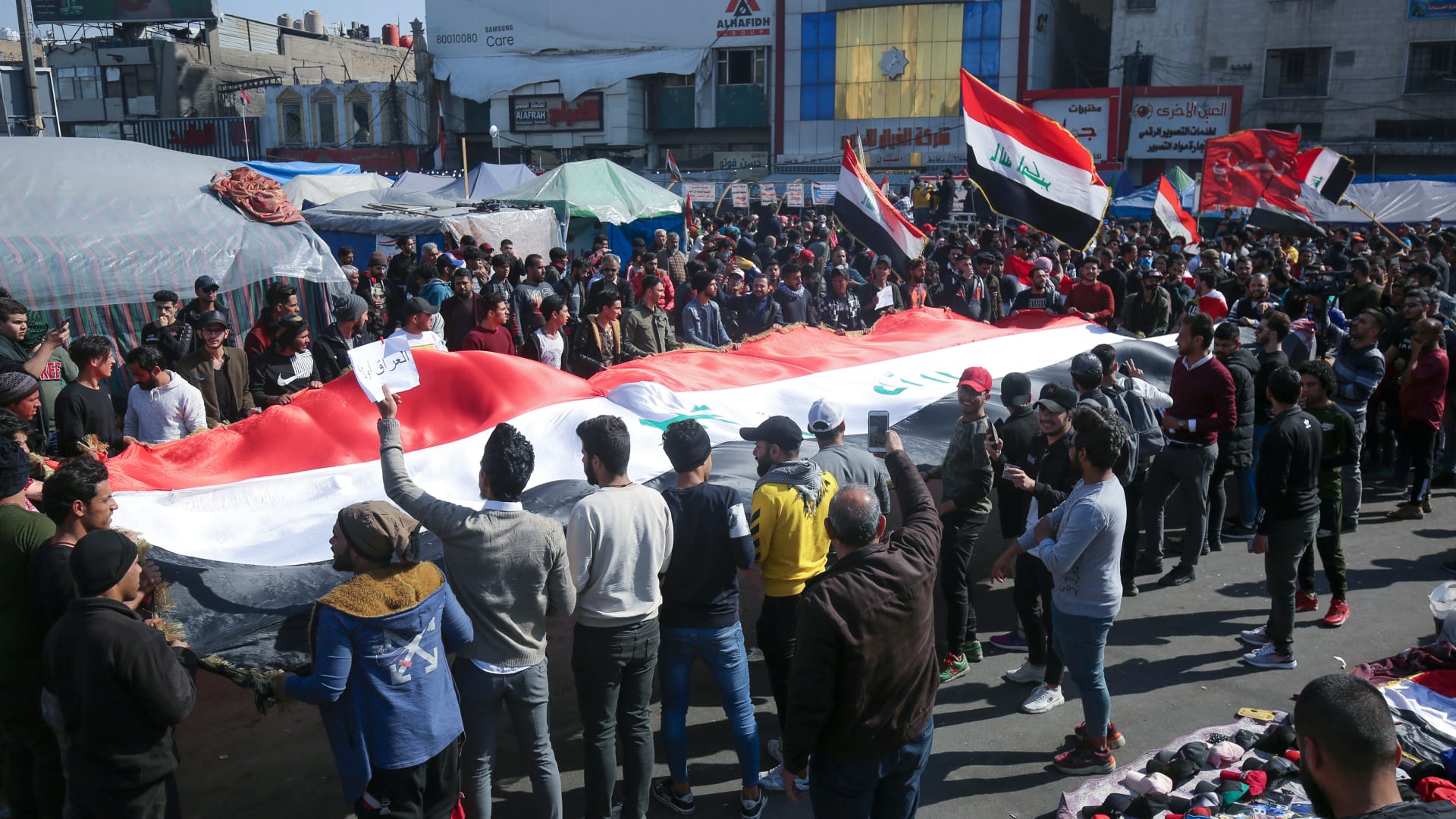 رصاص حي وغاز.. اشتباكات مستمرة بين المحتجين والأمن بالعراق