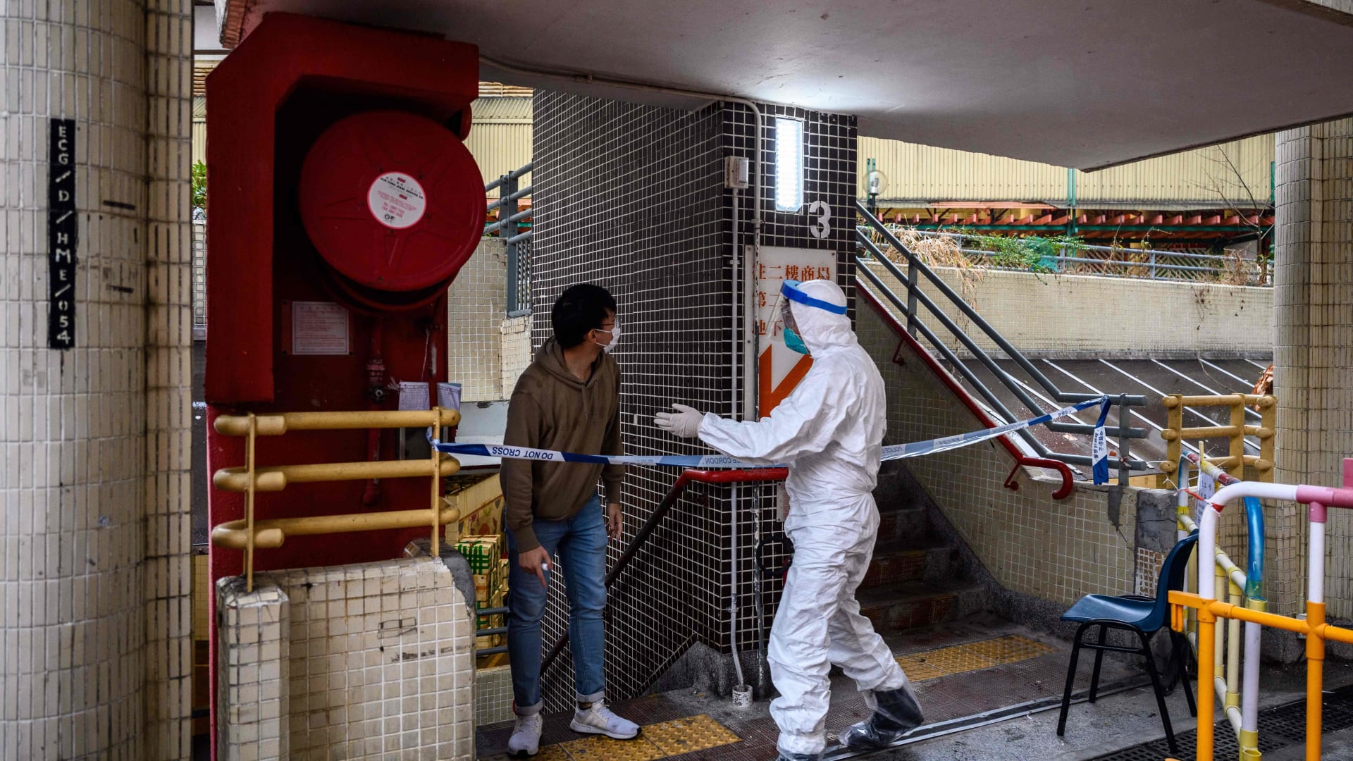 شاهد كيف يقدم مستشفى بووهان بالصين الطعام لمرضى فيروس كورونا
