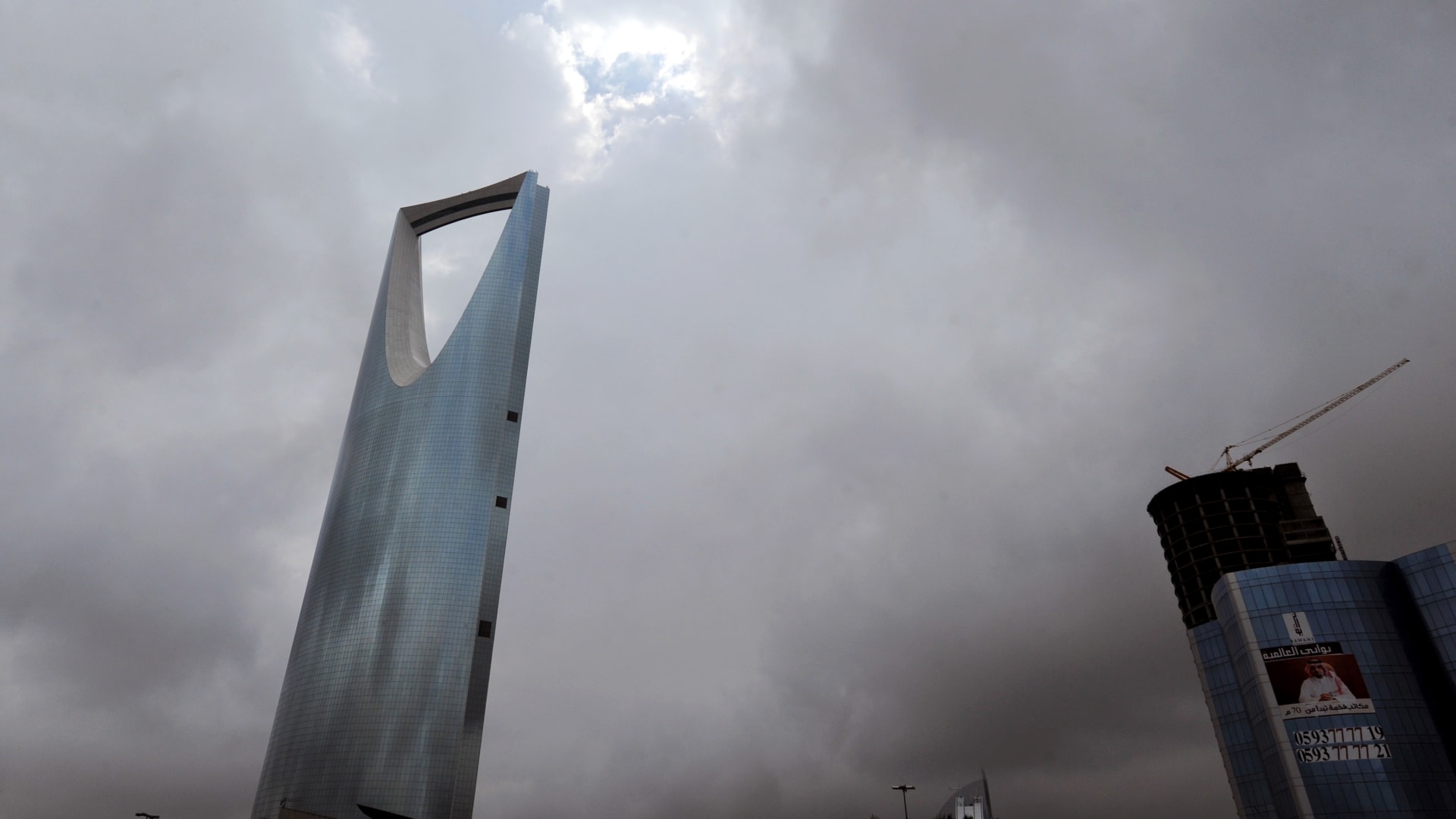 بالفيديو: الإمارات تبني جبلا  لاستمطار السماء بعد تلقيح السحاب