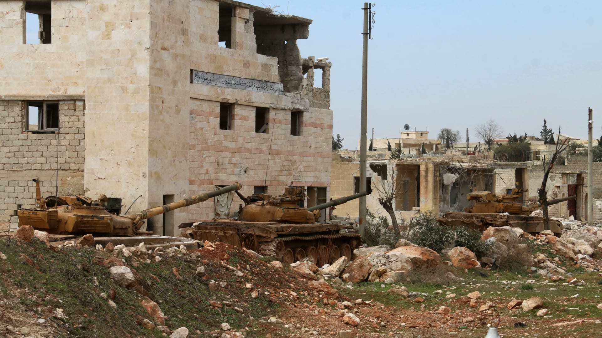 شاهد.. اللحظات الأولى بعد إسقاط مروحية سورية في إدلب