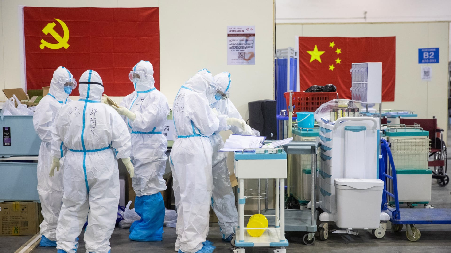 وفاة الطبيب الصيني لي وين ليانغ الذي حذر من فيروس كورونا