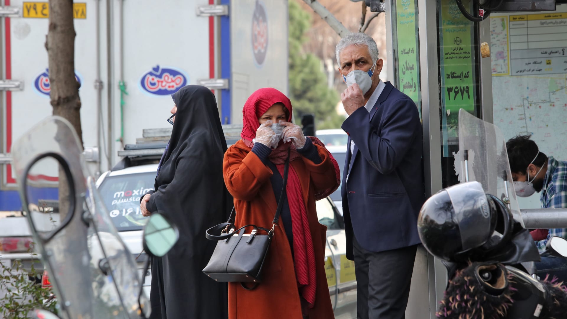 شاهد.. أعراض فيروس كورونا تظهر على نائب وزير الصحة الإيراني خلال كلمة له