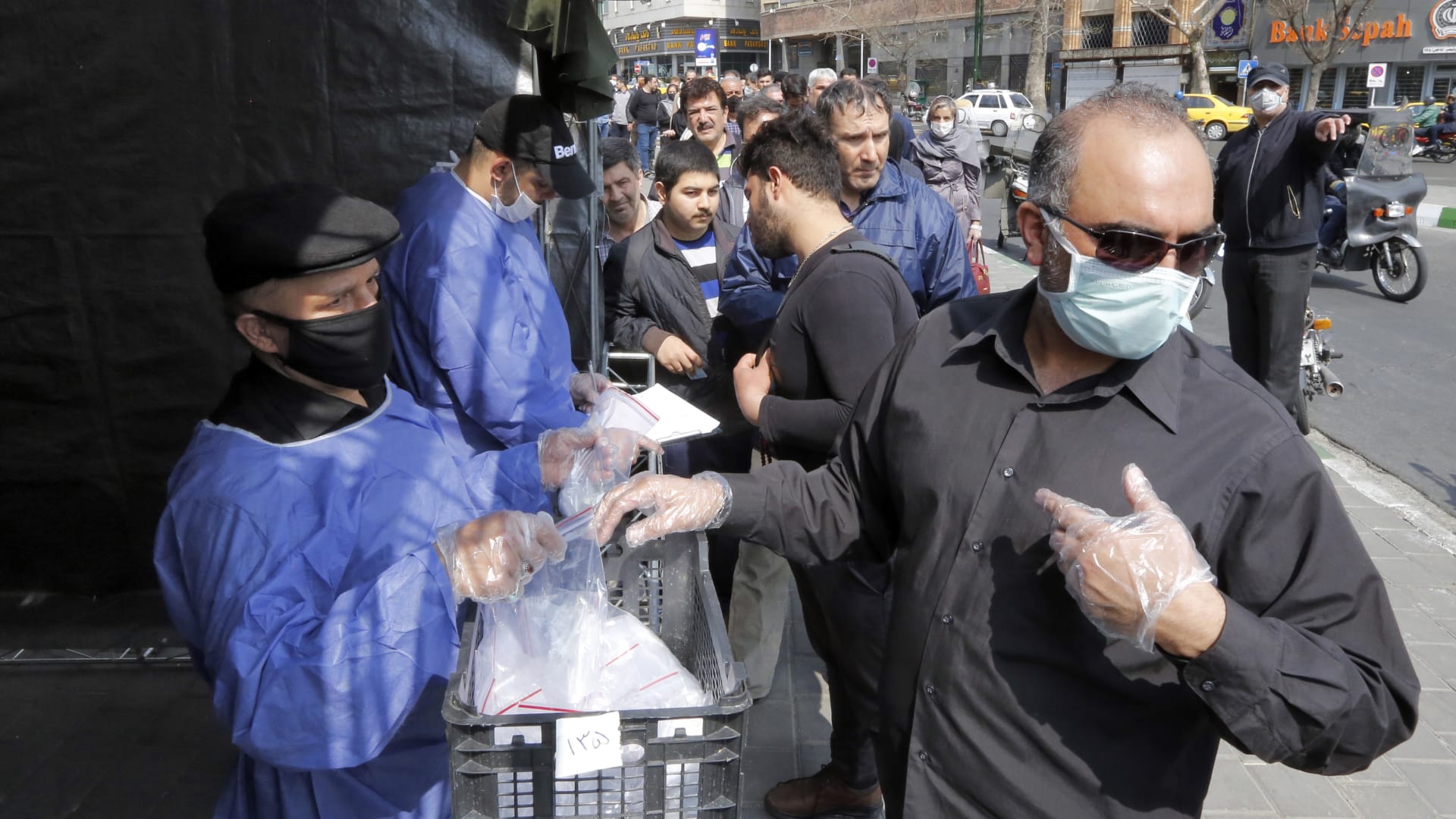 مقابر ضحايا فيروس كورونا في إيران.. صور أقمار صناعية تكشف حجم الكارثة
