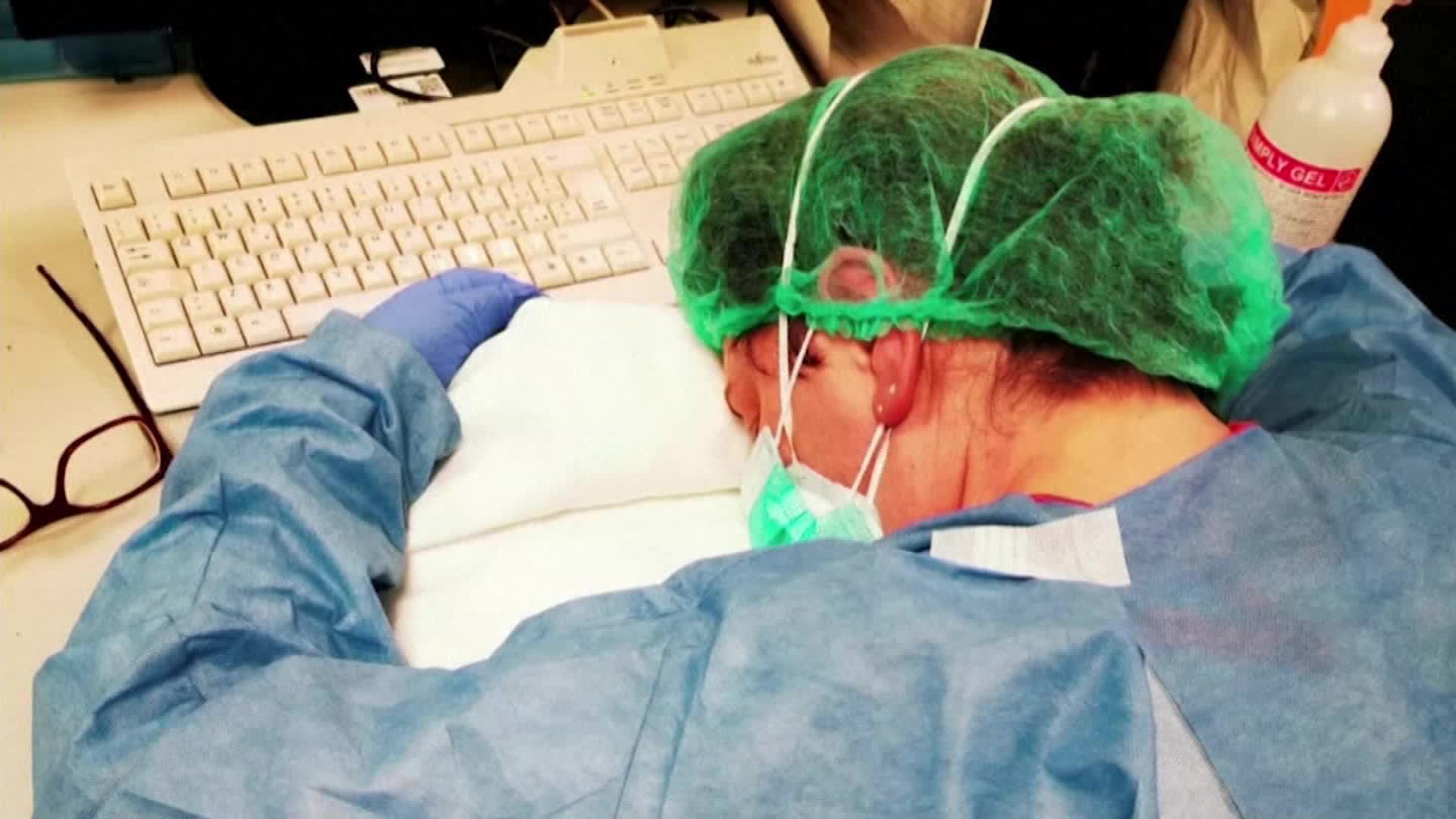 صور جديدة تظهر واقع الممرضين والممرضات والأطباء الذين يحاربون فيروس كورونا المستجد Cnn Arabic