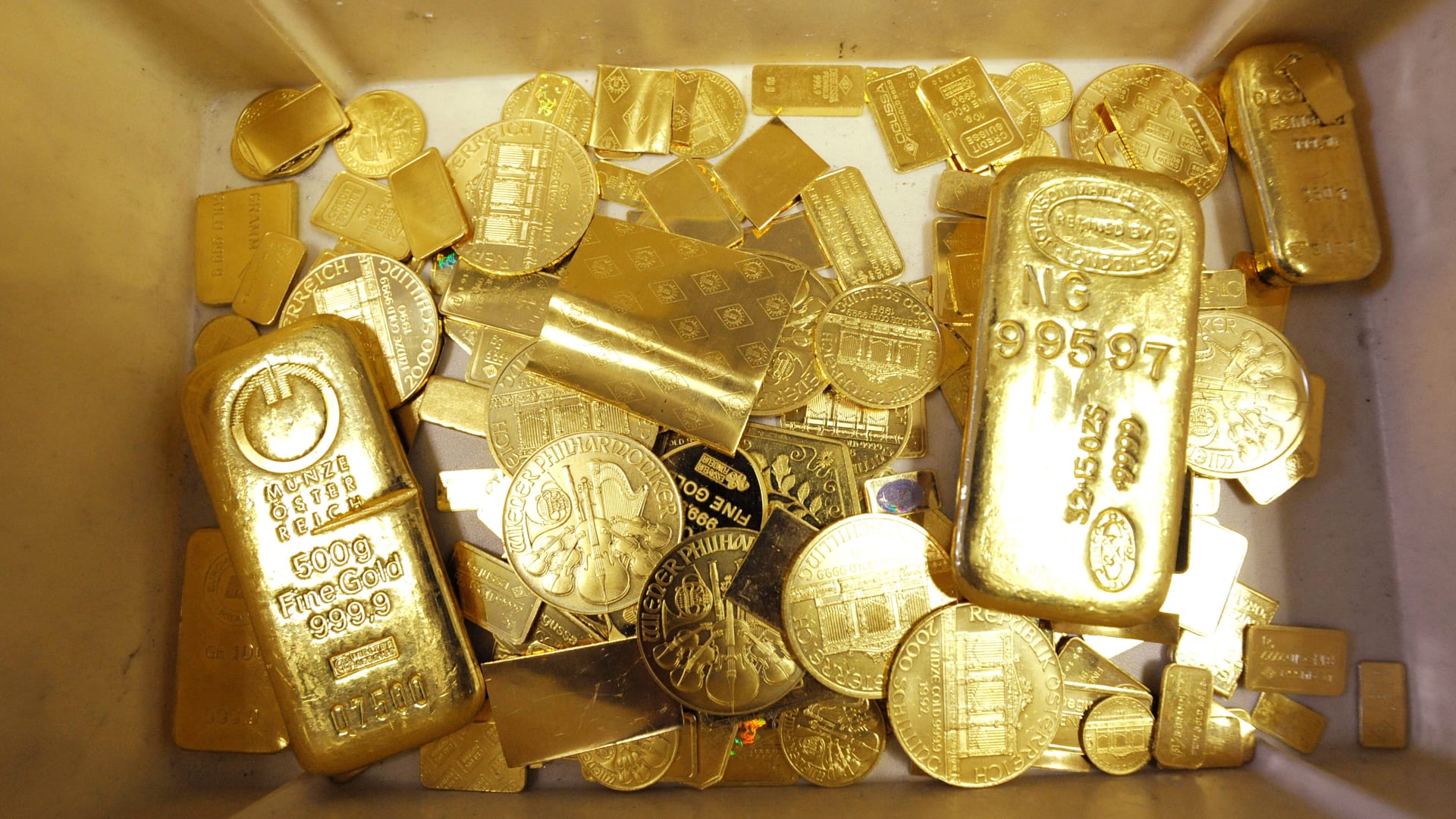 لماذا يلجأ الناس الى شراء الذهب في أوقات الأزمات؟