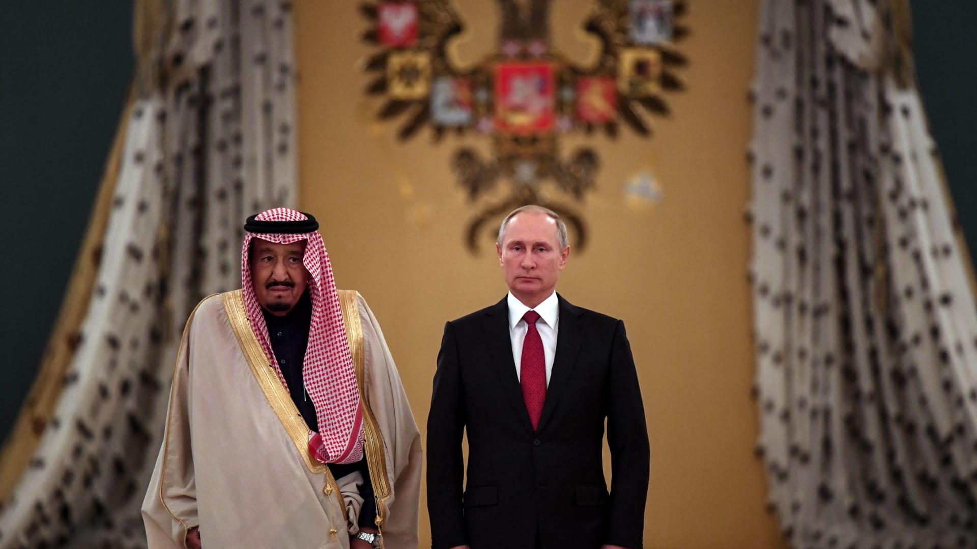 هل تتوصل أمريكا وروسيا والسعودية إلى حل لانخفاض أسعار النفط؟