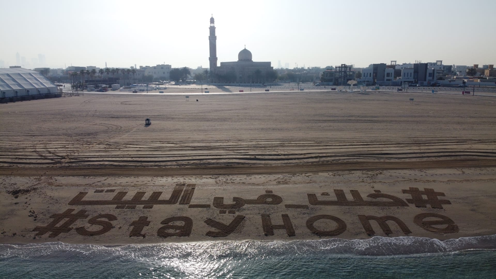 على شاطئ رملي في دبي.. لوحات عملاقة تحمل عبرة للحياة