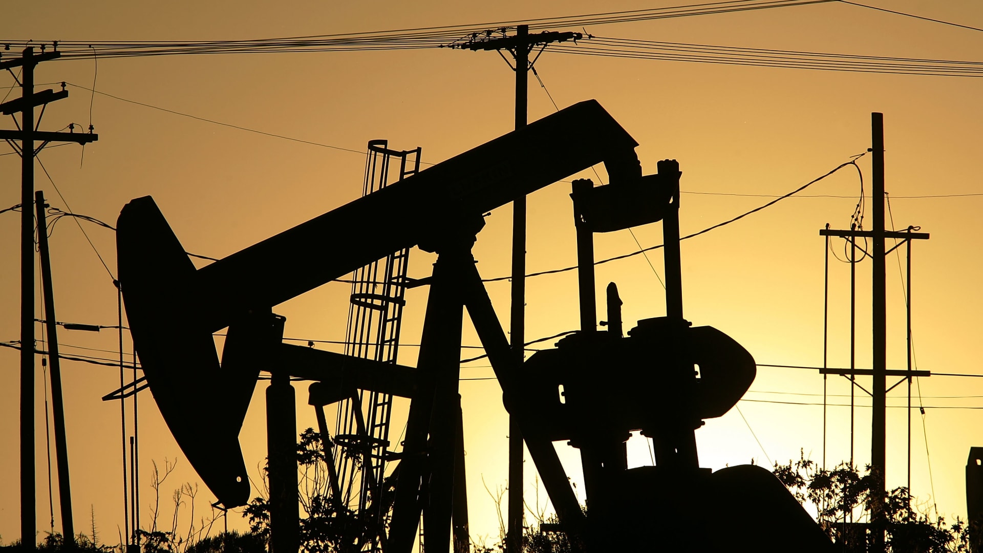 هل تتوصل أمريكا وروسيا والسعودية إلى حل لانخفاض أسعار النفط؟