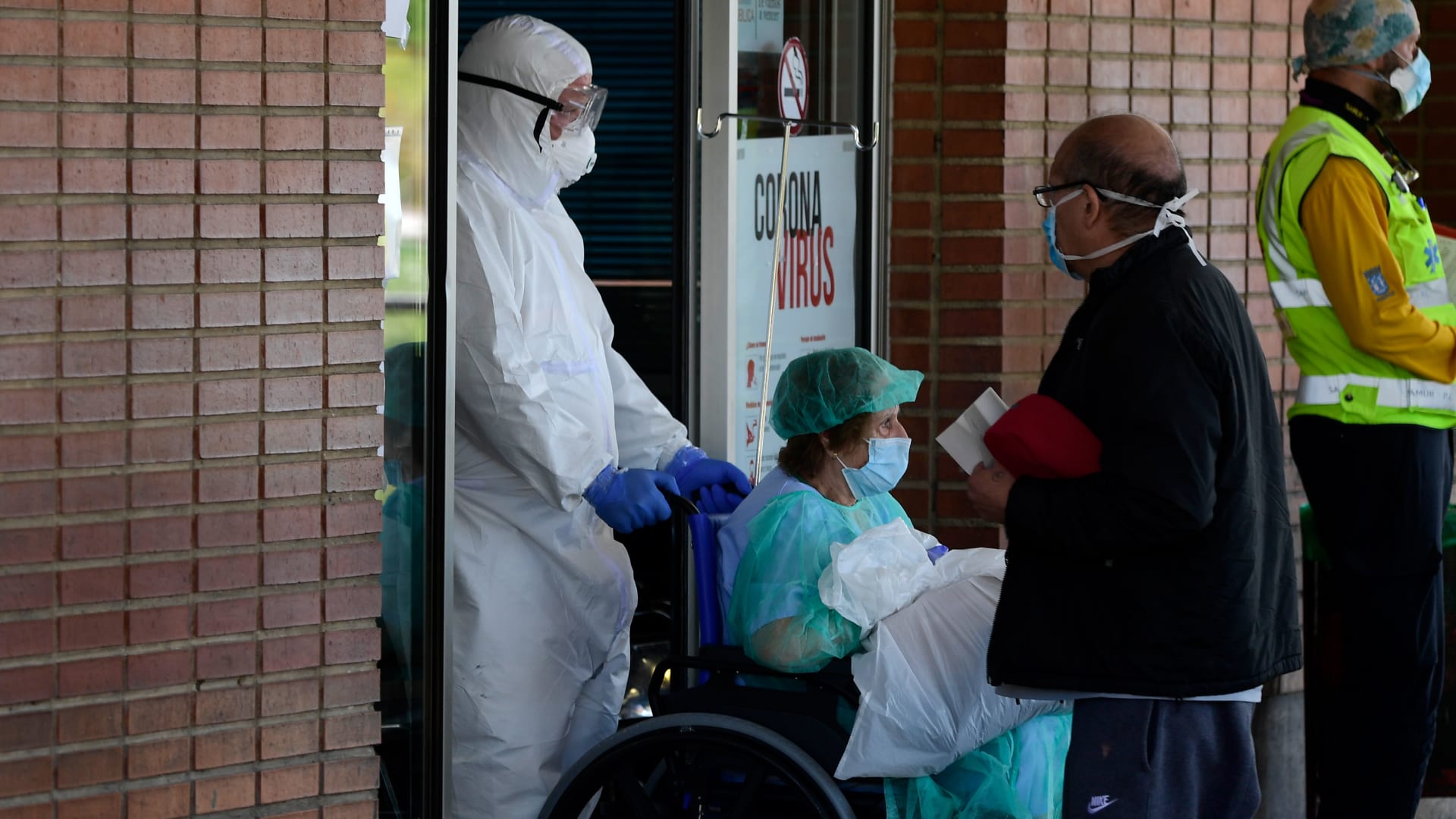 النضال ضد فيروس كورونا في إسبانيا.. طبيب يستخدم معدات غوص لصنع أقنعة طبية