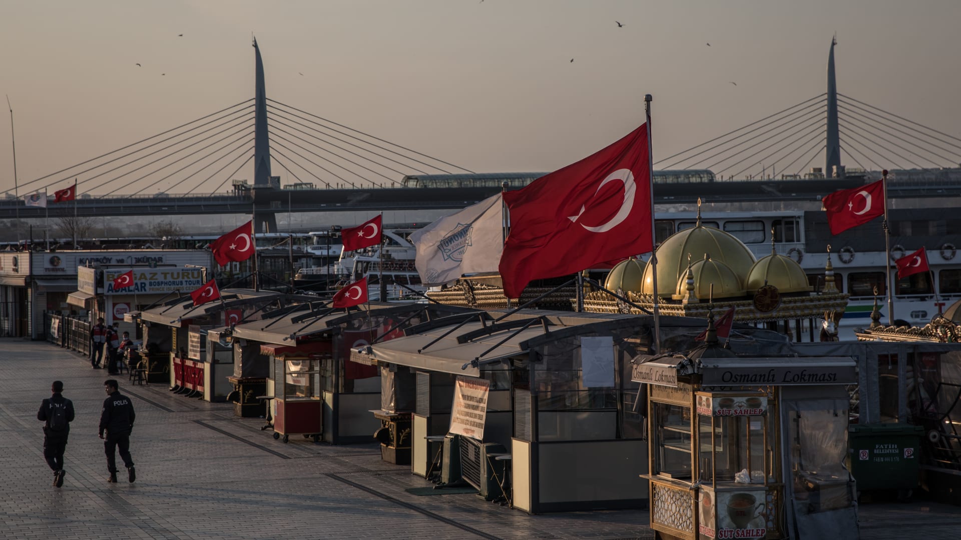 بعد تمديد أوامر "الحظر" بتركيا.. شاهد ردة فعل بعض الاتراك