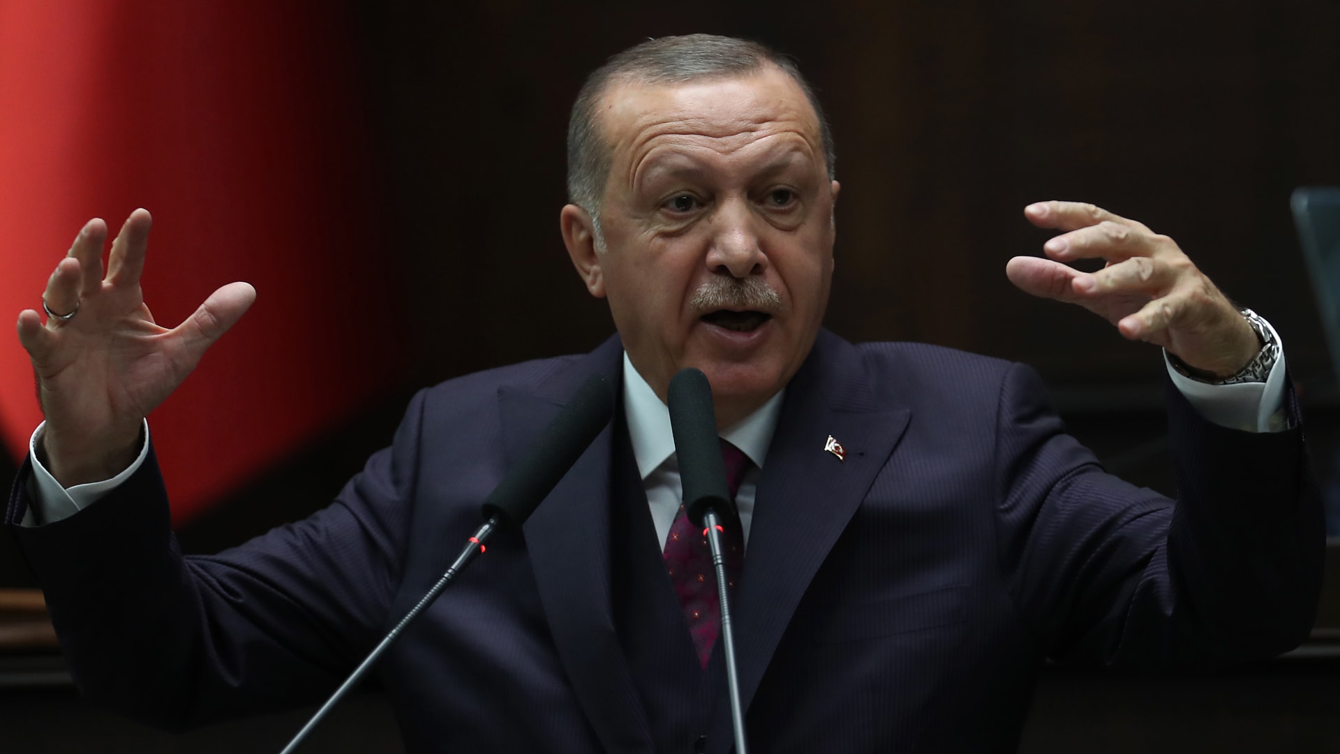 خوفاً من فيروس كورونا.. أردوغان يتجنب مصافحة أمين عام "الناتو"