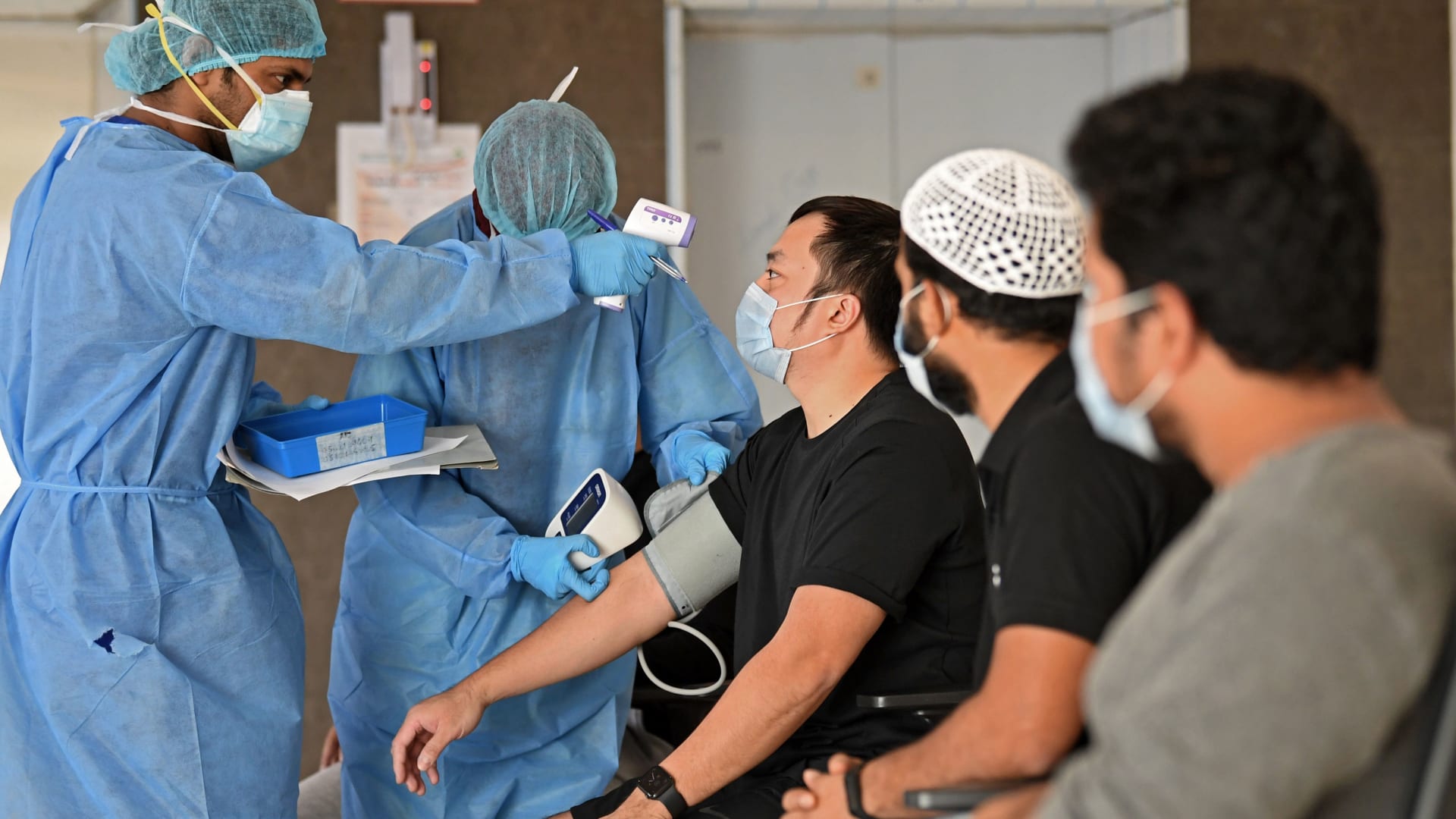 الإمارات "تتفوق" على الدول الغربية في إجراء فحوص فيروس كورونا