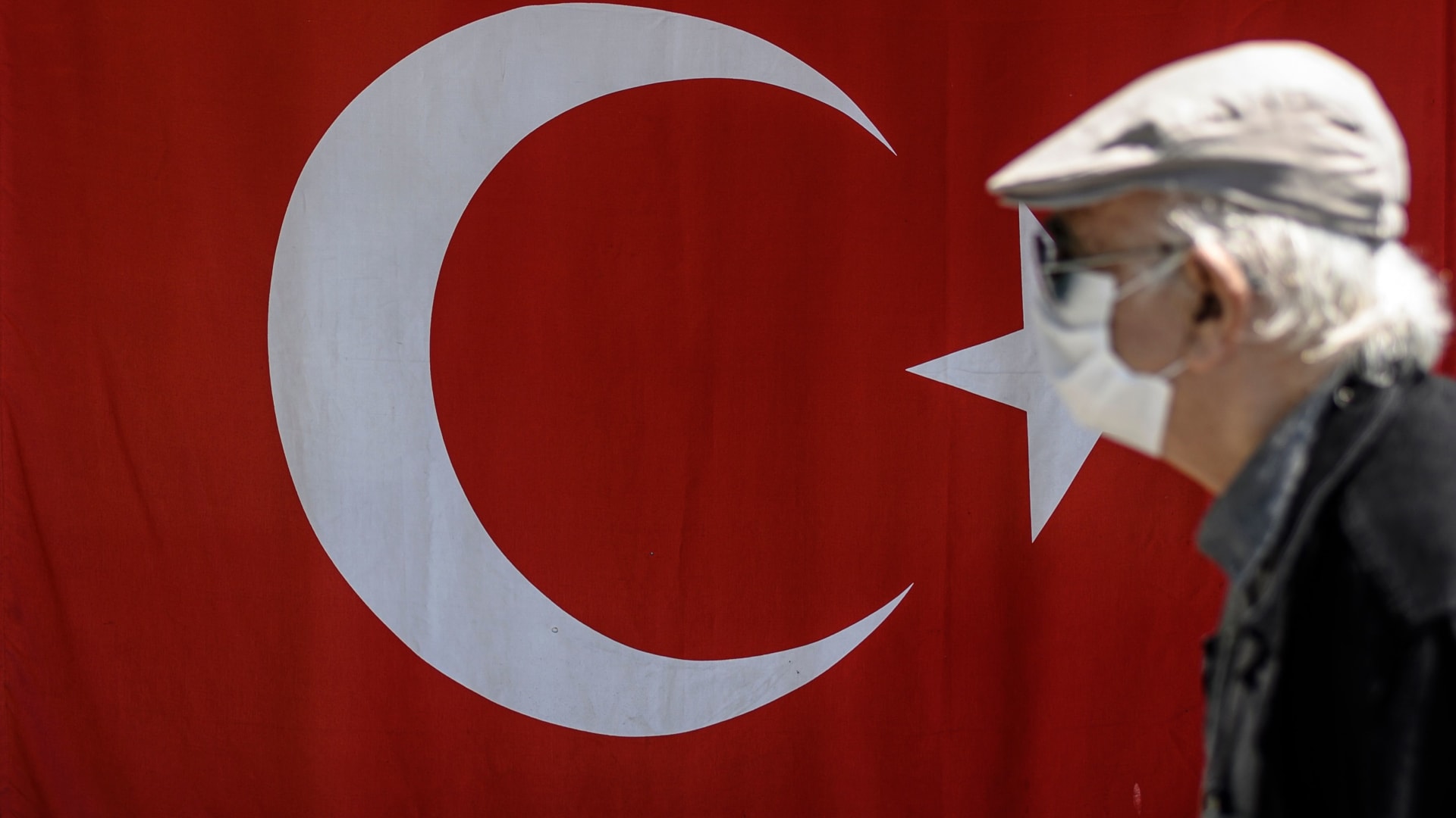 لأول مرة منذ أزمة كورونا.. تركيا تسمح بخروج كبار السن للتنزه