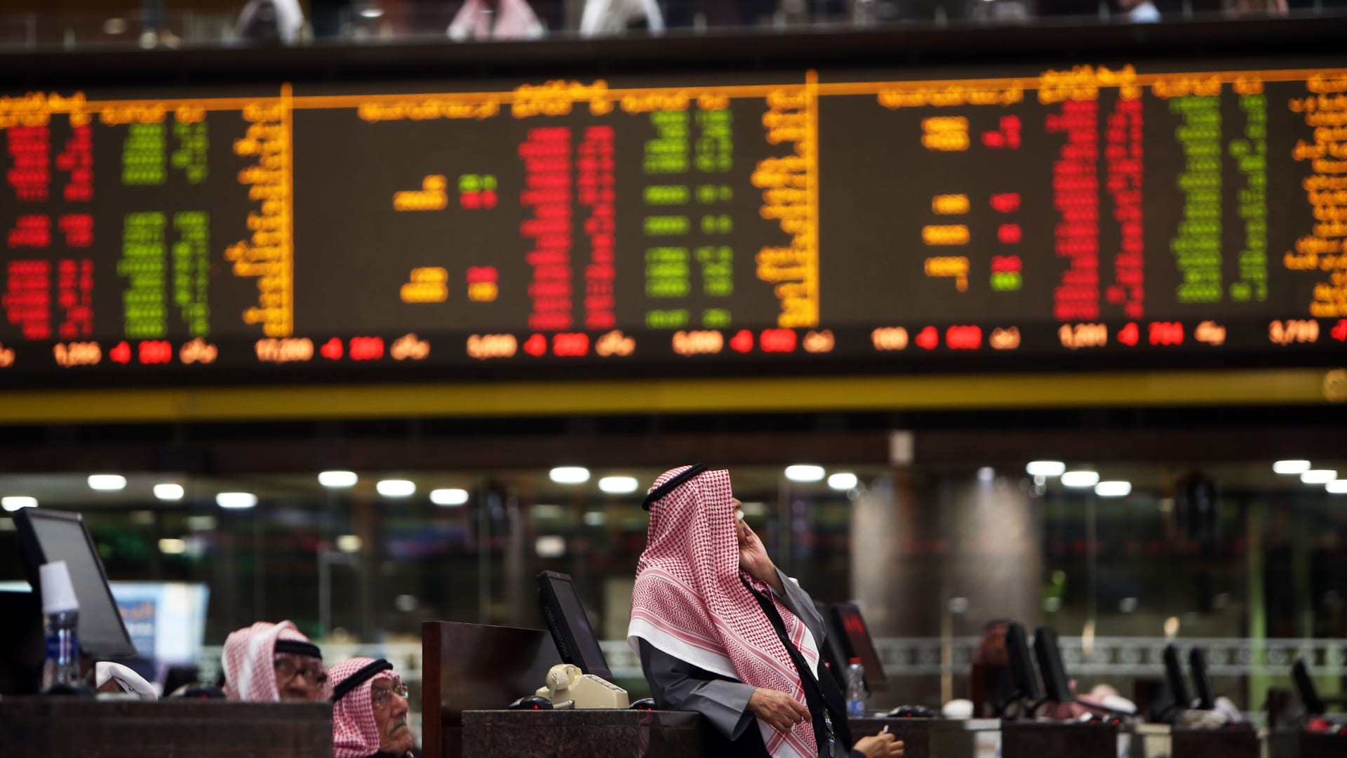 كيف أثر انهيار أسعار النفط الأمريكي على أسواق الخليج؟