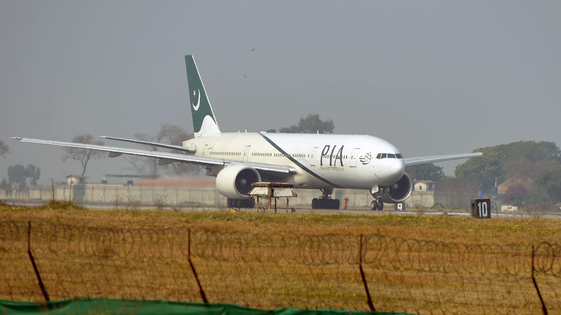 "فقدنا محركا".. آخر ما قاله قائد الطائرة الباكستانية قبل تحطمها