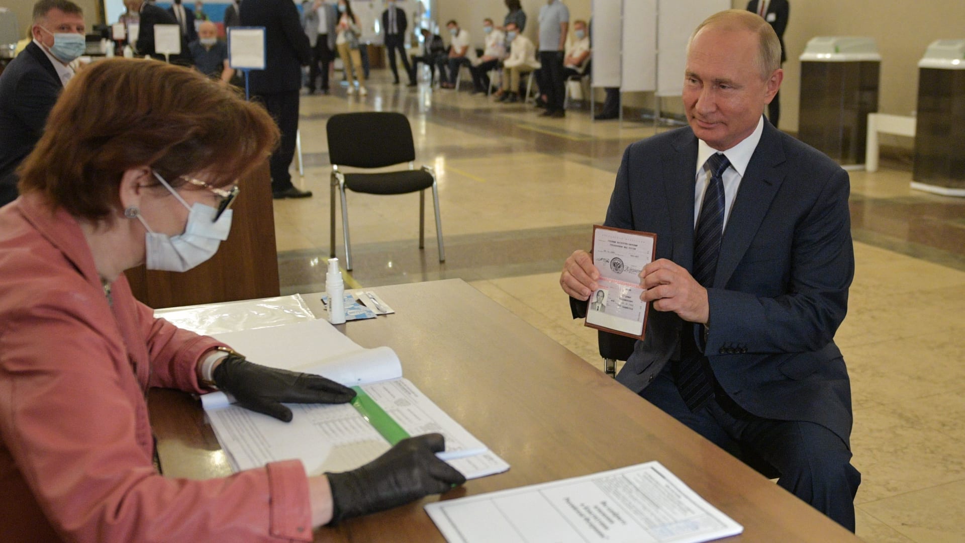 الروس يصوتون على استفتاء يمكن بوتين من البقاء في الرئاسة حتى 2036