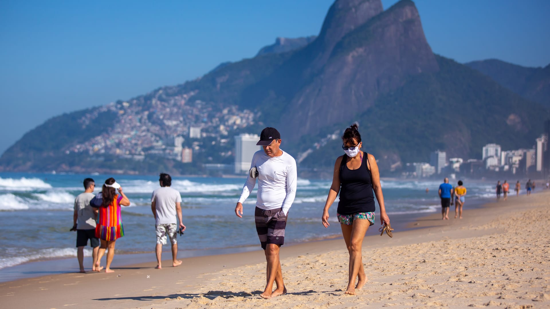 رغم الزيادة المستمرة في معدل الإصابة بكورونا.. البرازيل تبدأ عملية إعادة فتح مدنها