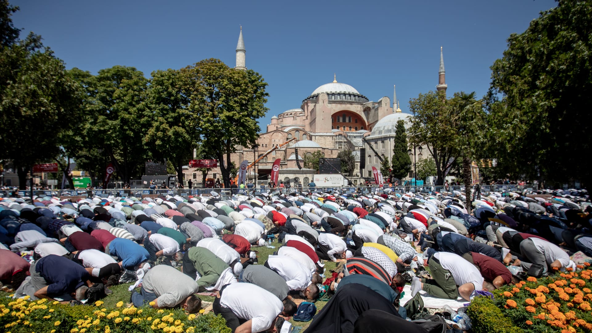 لحظات وصول أردوغان إلى آيا صوفيا لأداء أولى صلوات الجمعة بعد تحويله إلى مسجد