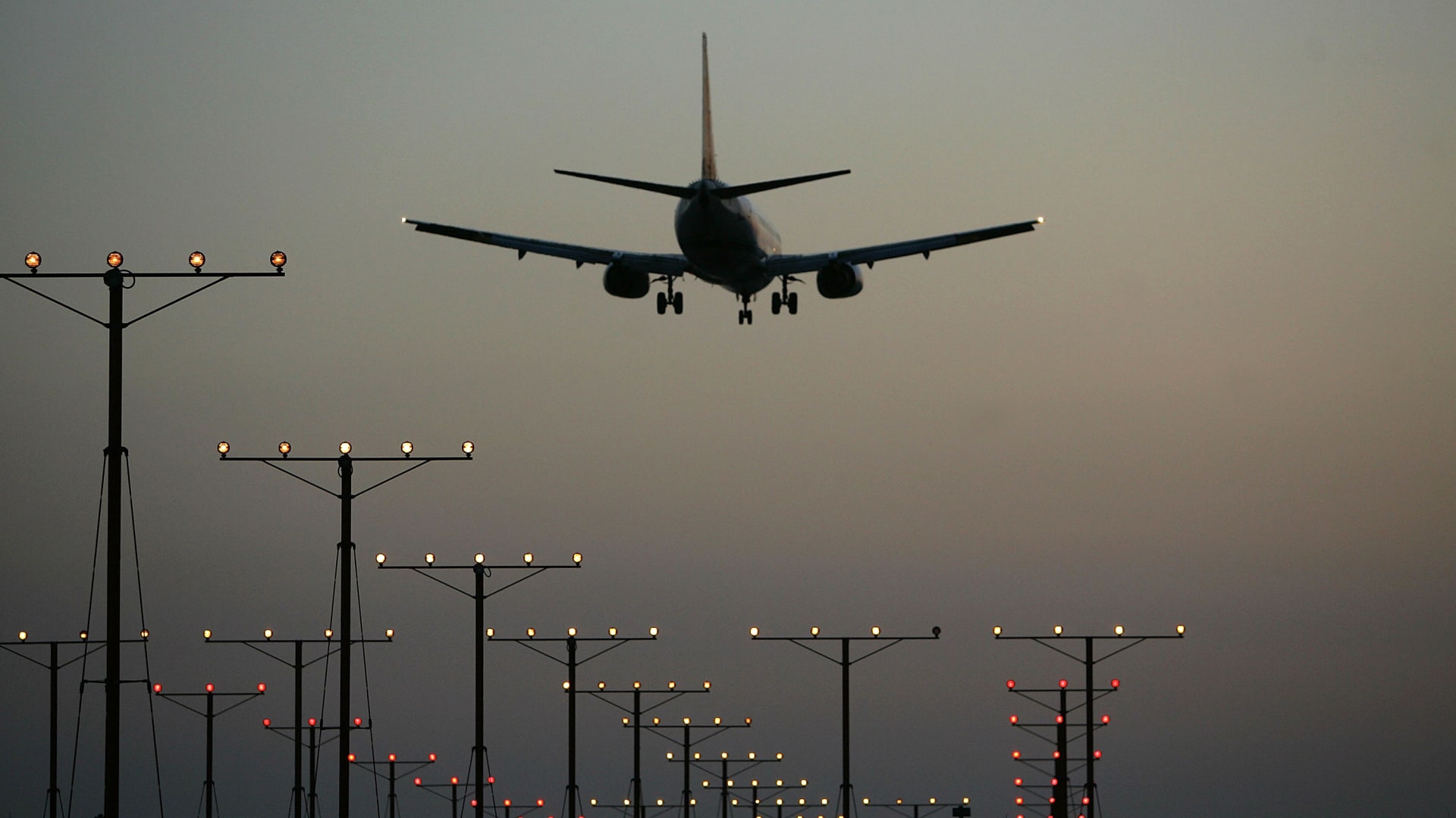 ما هي الإجراءات التي تتخذها شركات الطيران لضمان سلامة المسافرين خلال ذروة السفر الصيفي؟