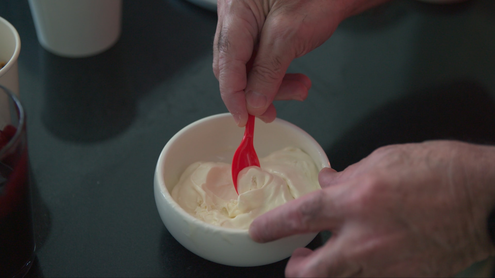“طبيب الجليد” يكشف عن أغرب المثلجات المصنوعة في كهفه الخاص بدبي