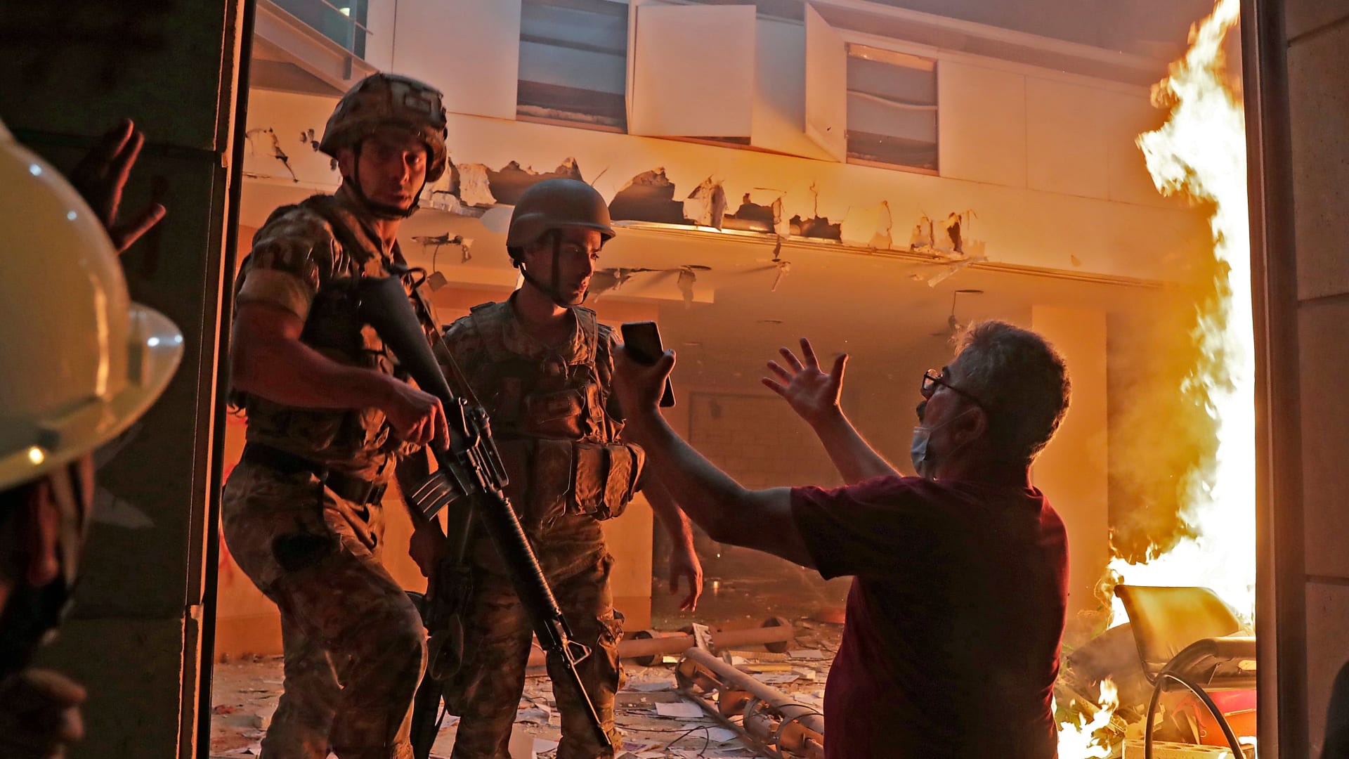 الصدمة تحولت إلى غضب.. مراسل CNN يلقي نظرة على الاشتباكات في شوارع بيروت