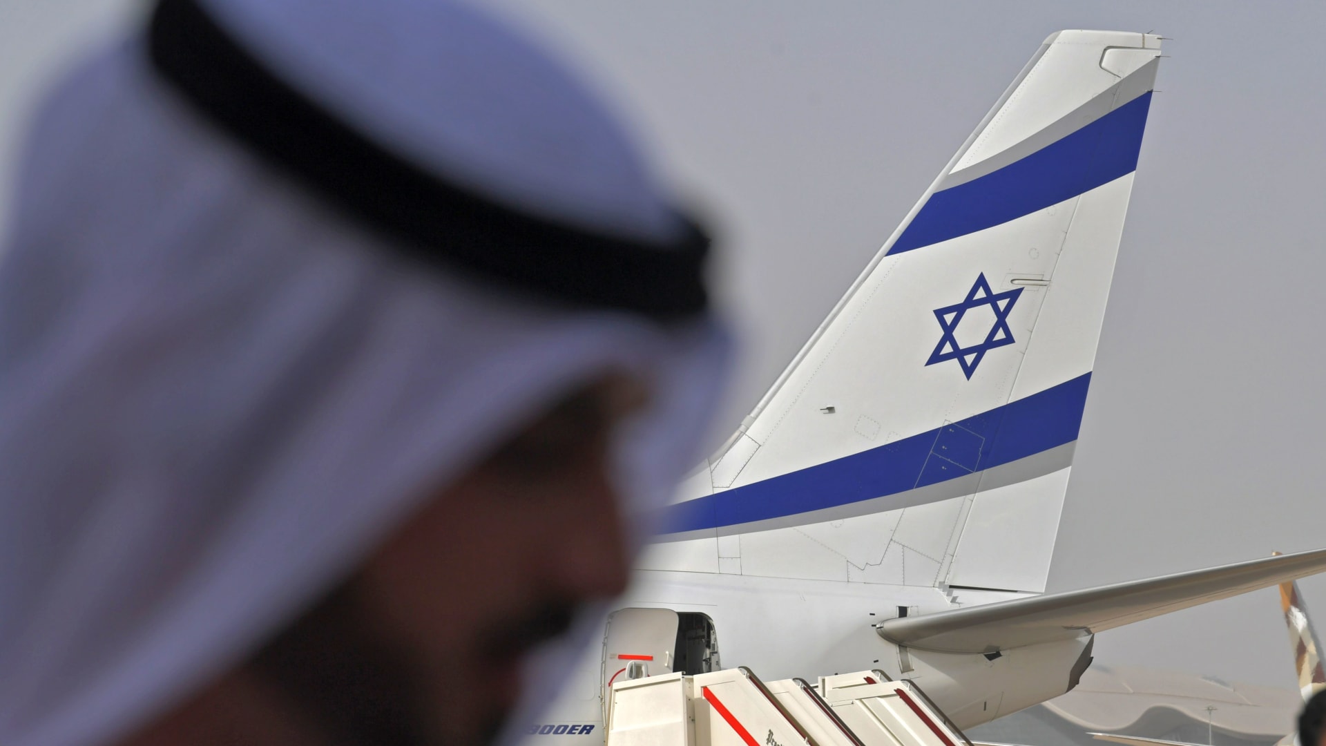 لحظة وصول الوفدين الأمريكي والإسرائيلي إلى أبوظبي على متن أول رحلة تجارية إسرائيلية إلى الإمارات