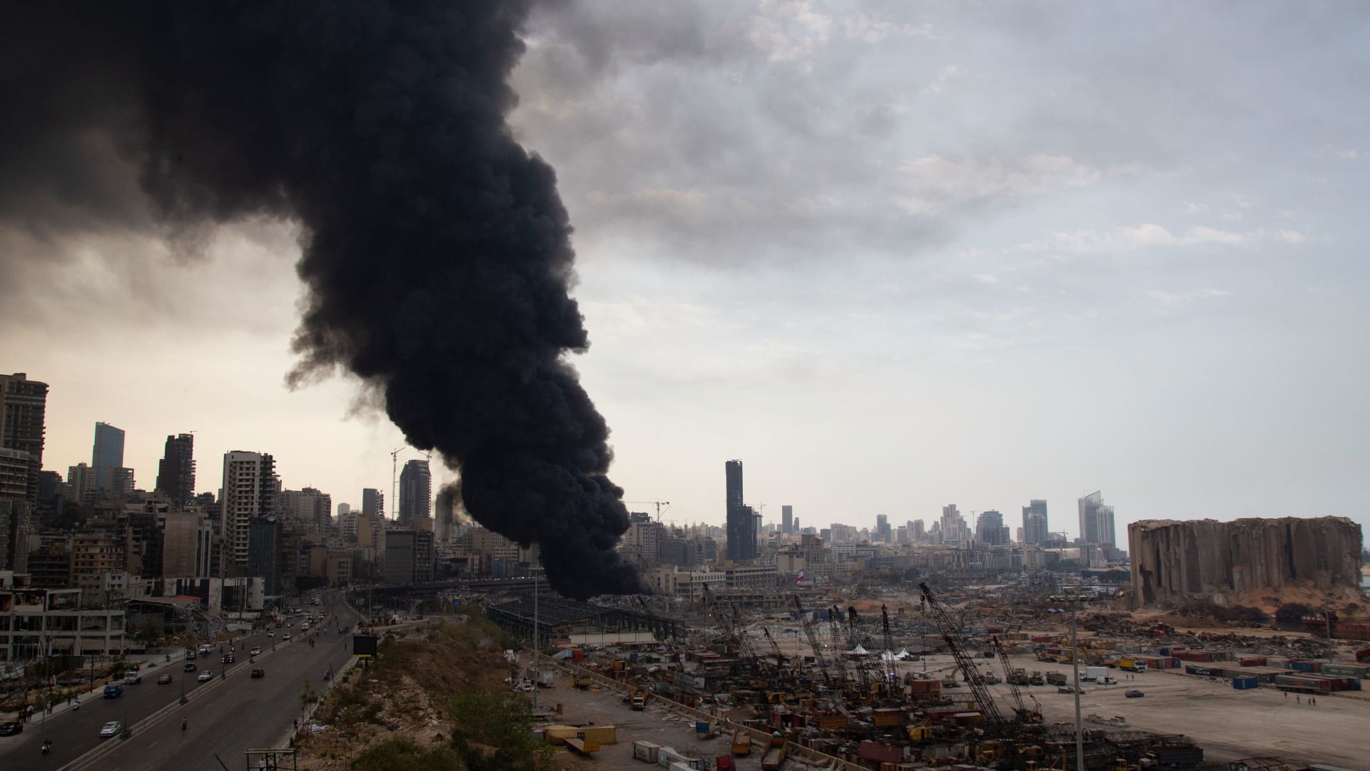شاهد.. مروحيات عسكرية لبنانية تحاول السيطرة على حريق مرفأ بيروت الجديد