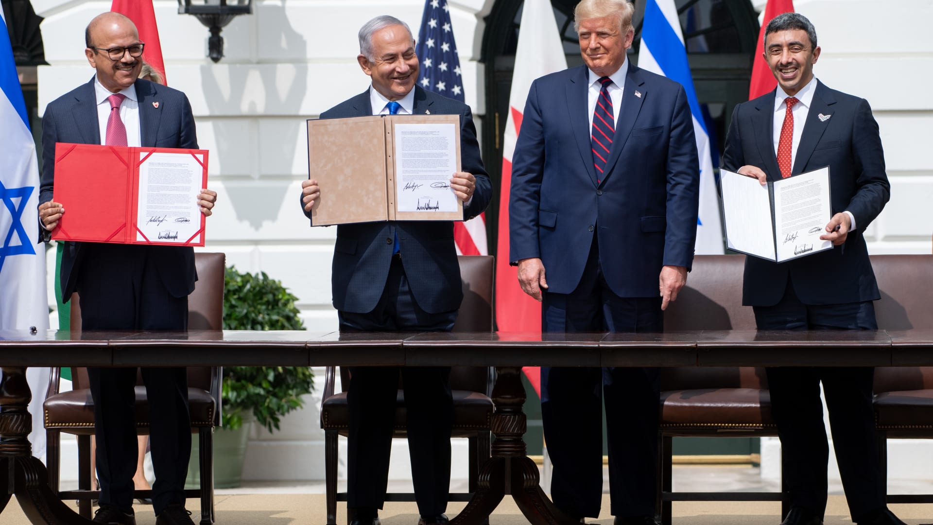 شاهد.. لحظة توقيع الإمارات والبحرين للسلام مع إسرائيل في البيت الأبيض