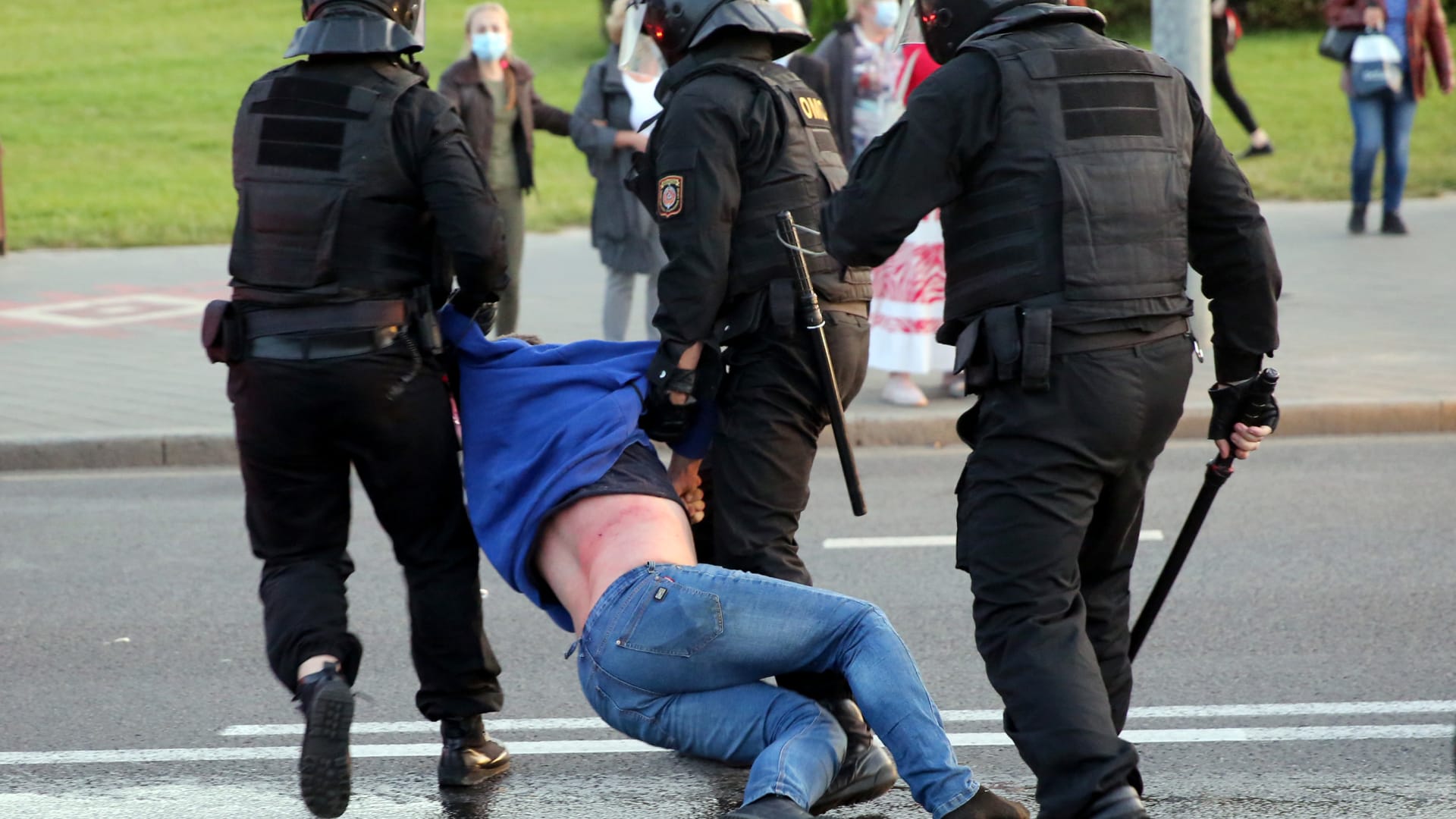 شاهد رد رئيس بيلاروسيا على حشود المتظاهرين وهم يهتفون “ارحل”