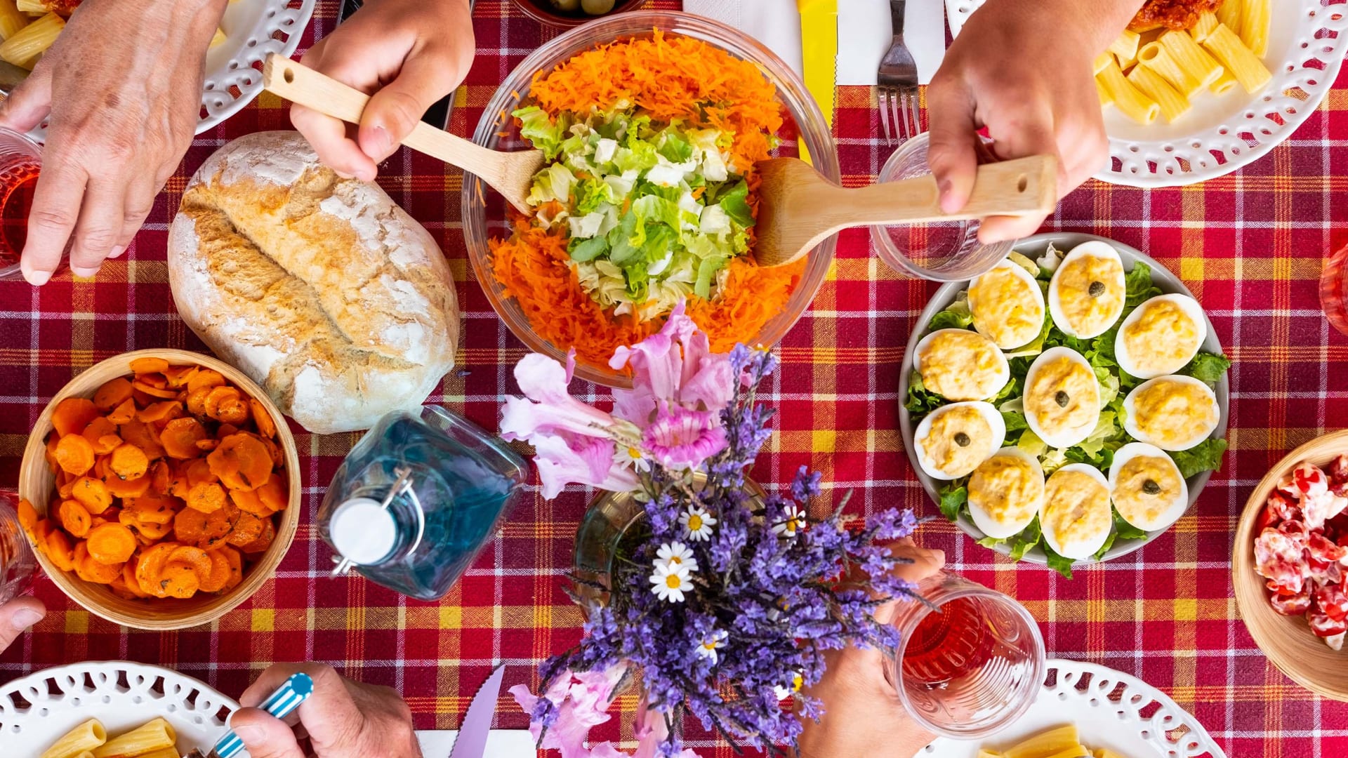 دراسة تكشف أن تناول الطعام خارج المنزل قد يؤثر سلبًا على هرموناتك