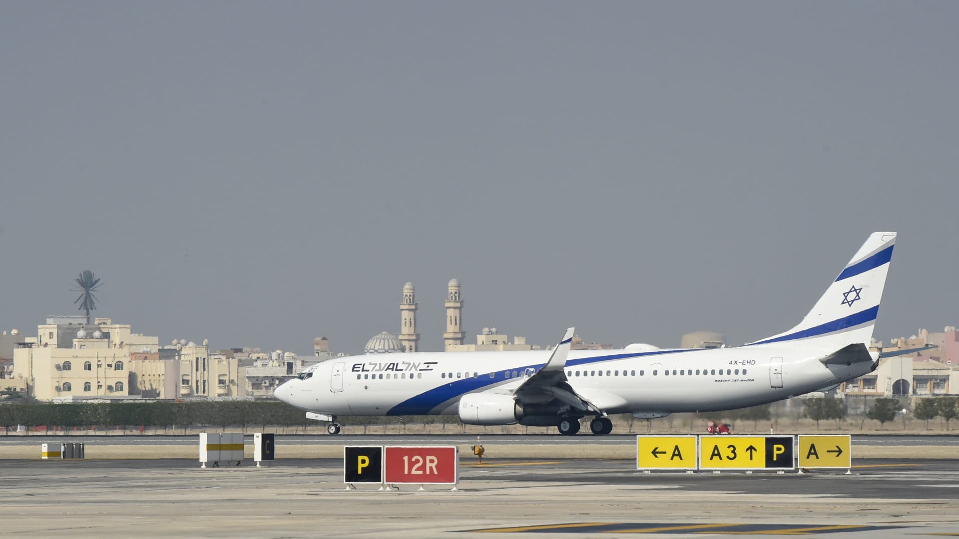 أول رحلة تجارية.. الوفد الأمريكي-الإسرائيلي يغادر إلى البحرين