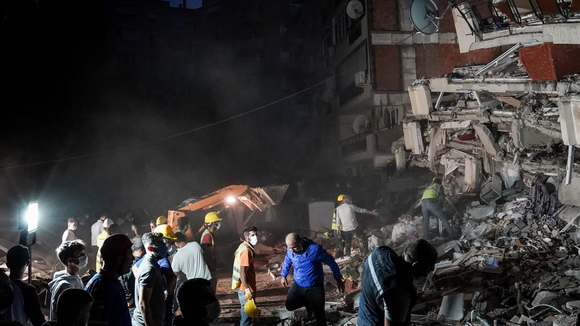 شاهد لحظة انهيار مبانِ.. وتسونامي يغرق منازل بعد زلزال تركيا واليونان
