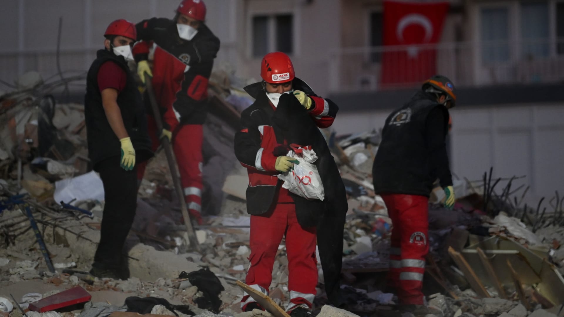 شاهد لحظة انهيار مبانِ.. وتسونامي يغرق منازل بعد زلزال تركيا واليونان