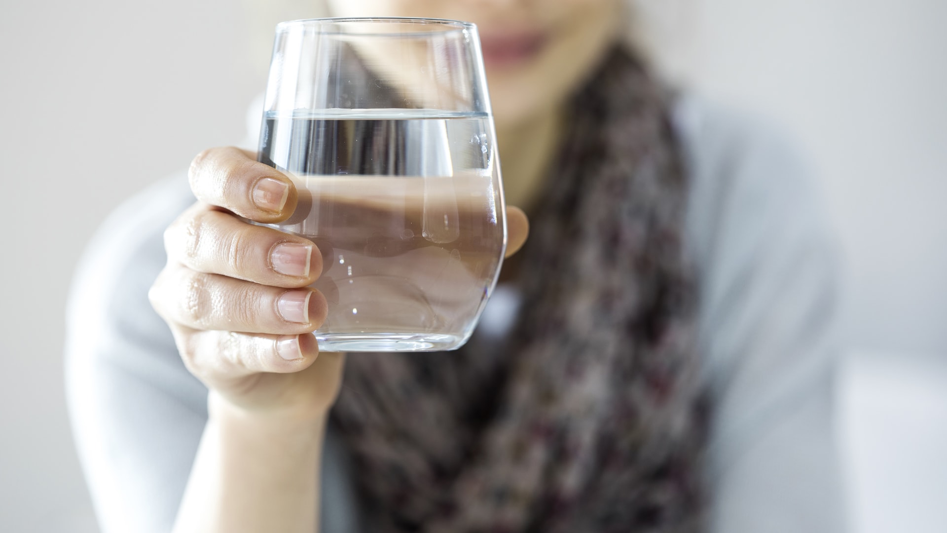 ما هي كمية الماء التي نحتاج حقاً إلى شربها في اليوم؟