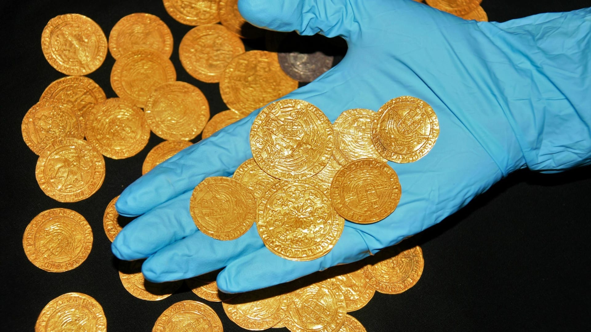 مراهقان إسرائيليان يكتشفان كنزًا من عملات ذهبية عمرها 1100 عام