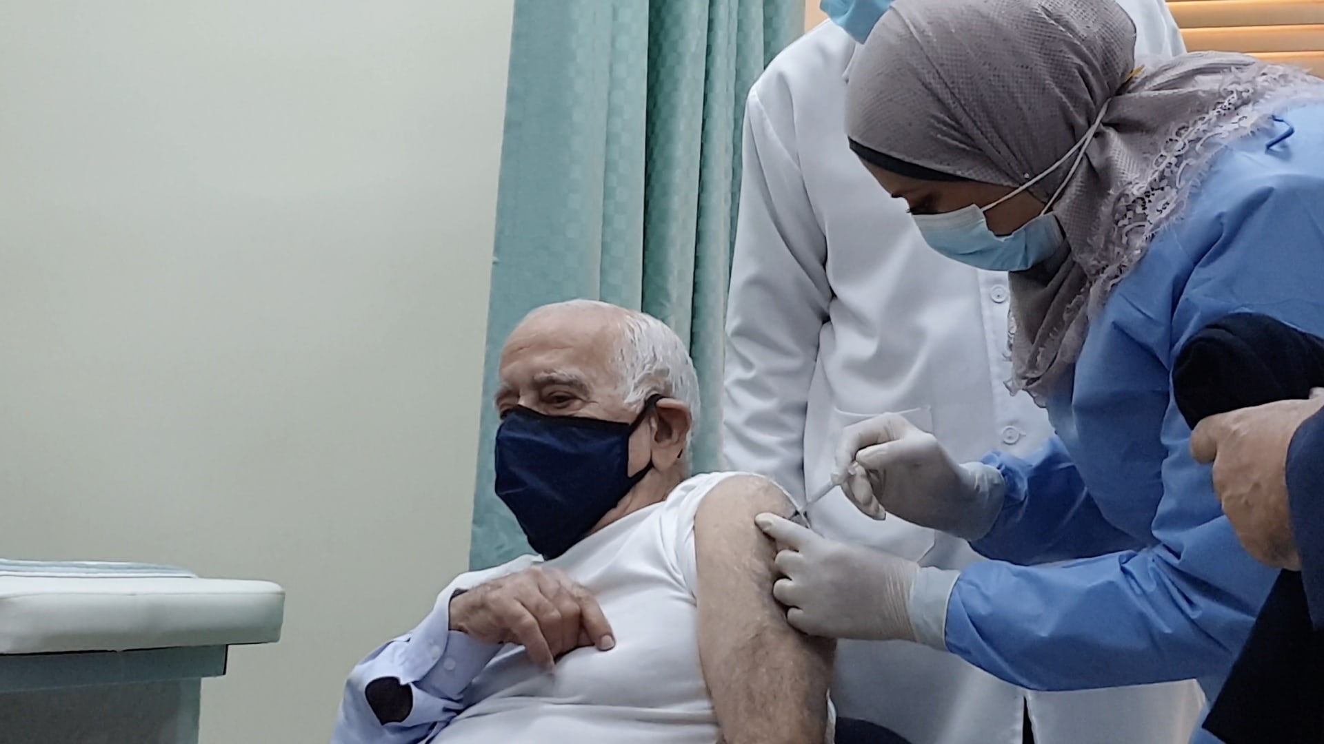 جراح القلب الأردني داود حنانيا أول من تلقى لقاح فيروس كورونا في الأردن