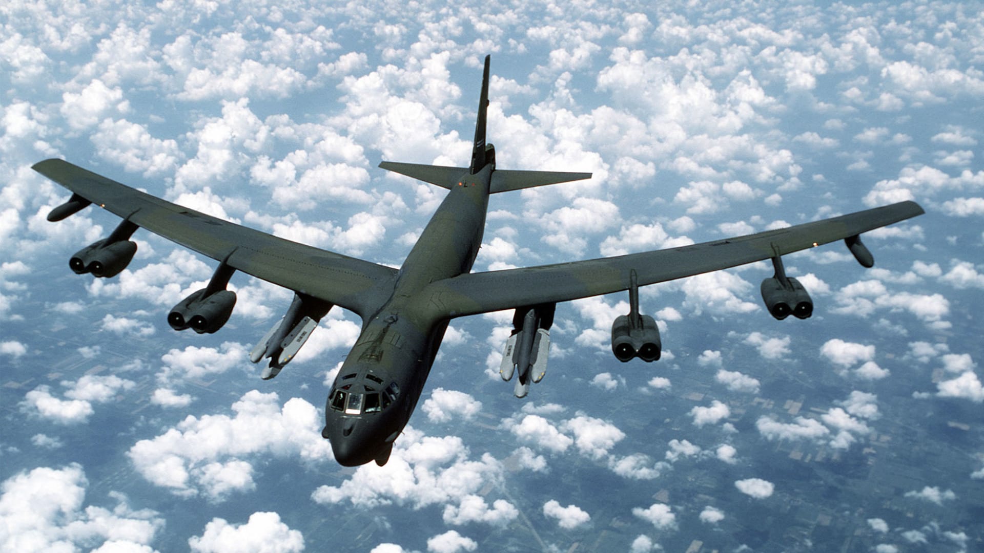 أيقونة الحرب الباردة.. إليكم أبرز قدرات قاذفة B-52 الأمريكية