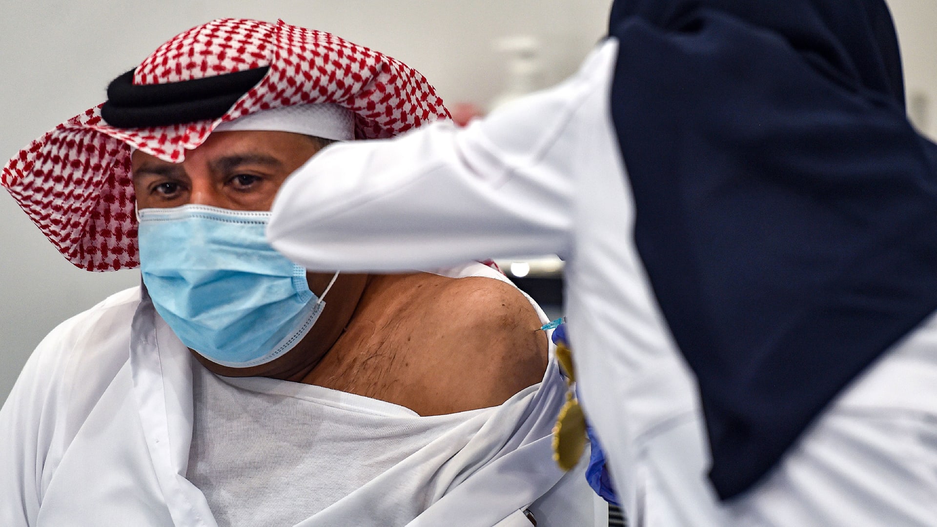 الق نظرة داخل أحد مراكز التطعيم للقاحات كورونا في الإمارات