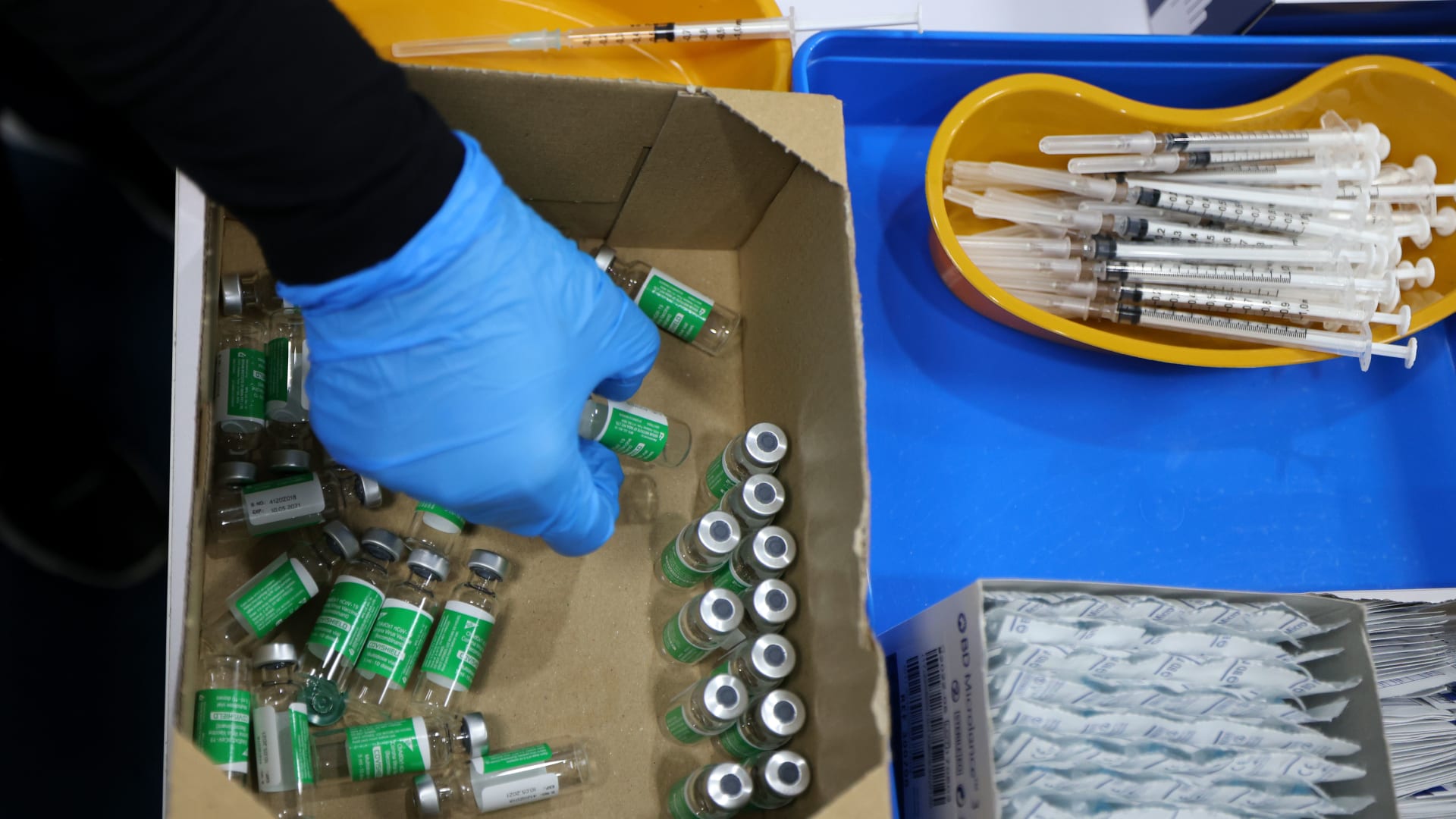 الق نظرة داخل أحد مراكز التطعيم للقاحات كورونا في الإمارات