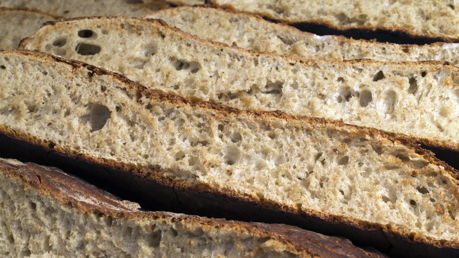 كيف تختار أفضل أنواع الخبز وما هي المكونات التي يجب تفاديها؟